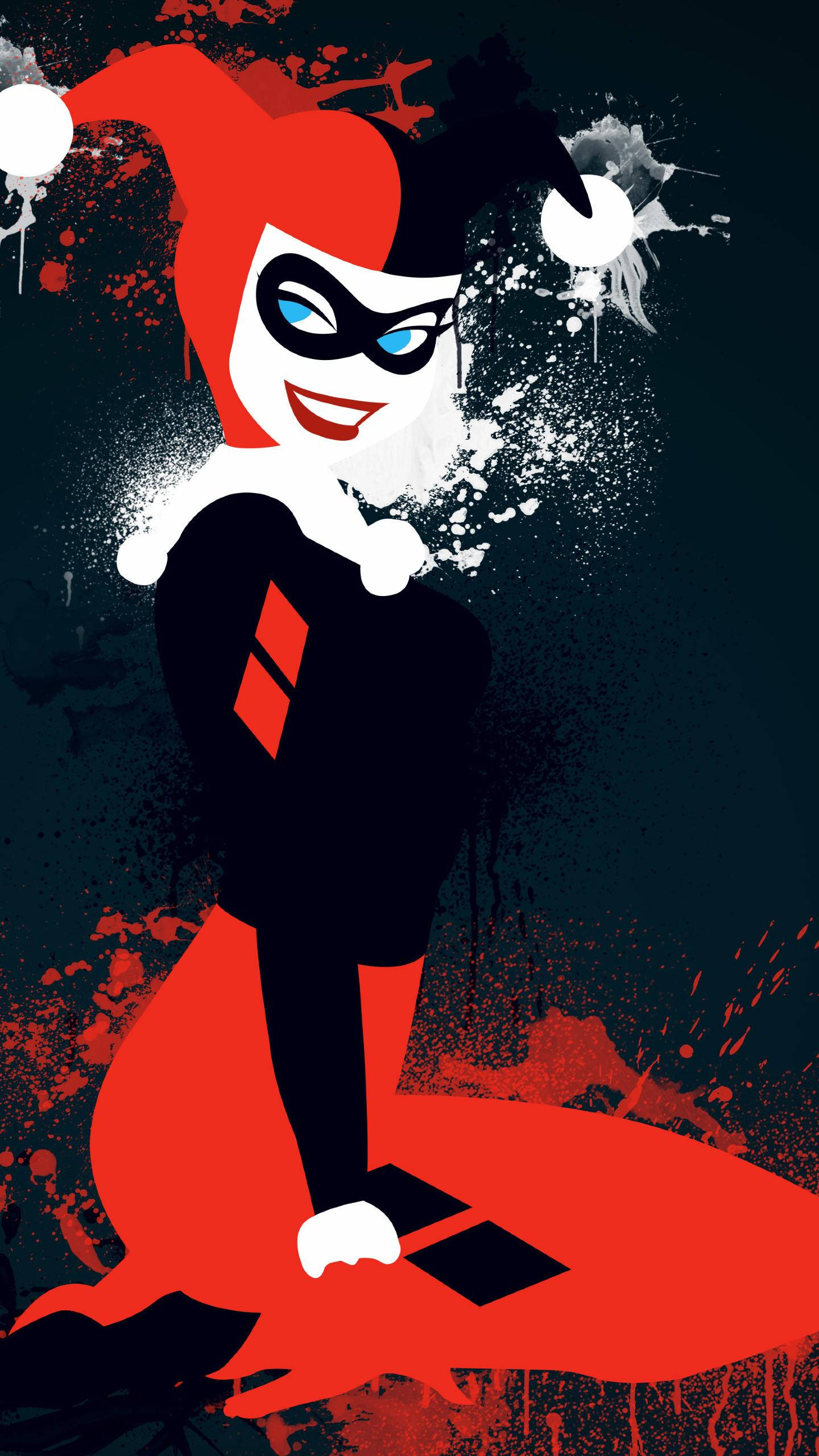 Harley 桌布 壁紙 — 哈莉·奎茵穿著她標誌性的小丑服，自信地站在濺滿紅白油漆的黑暗背景前。