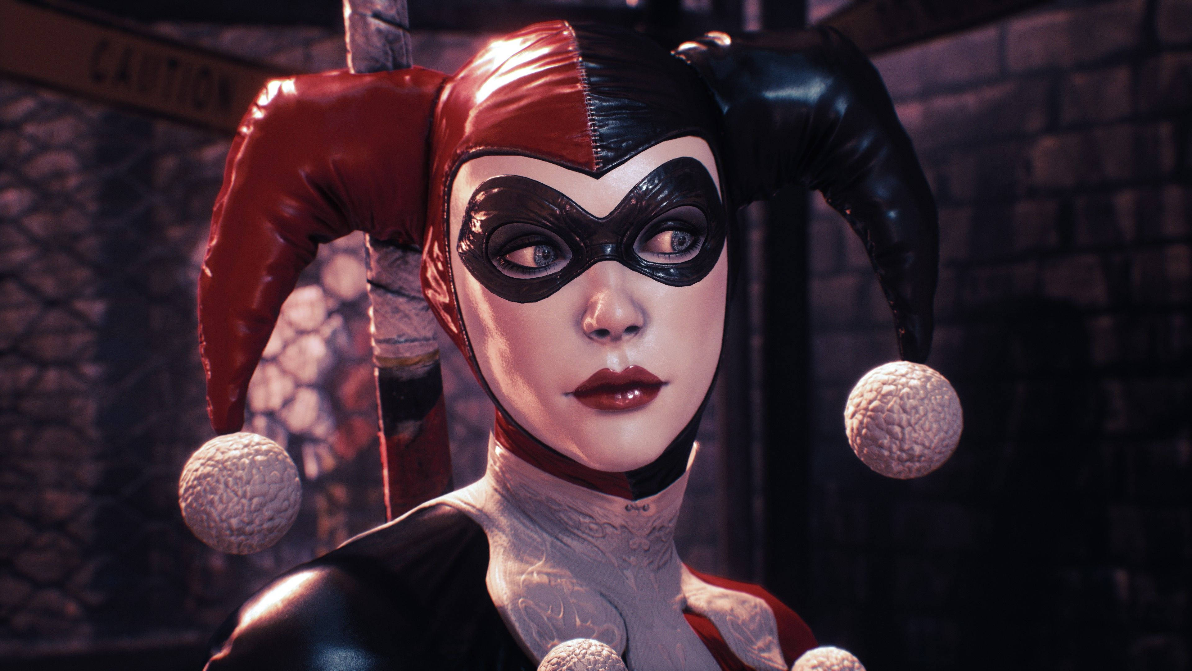 Harley 桌布 壁紙 — 哈莉·奎茵穿著她標誌性的小丑服，站在一個骯髒的城市小巷裡，有磚牆和警告標誌。