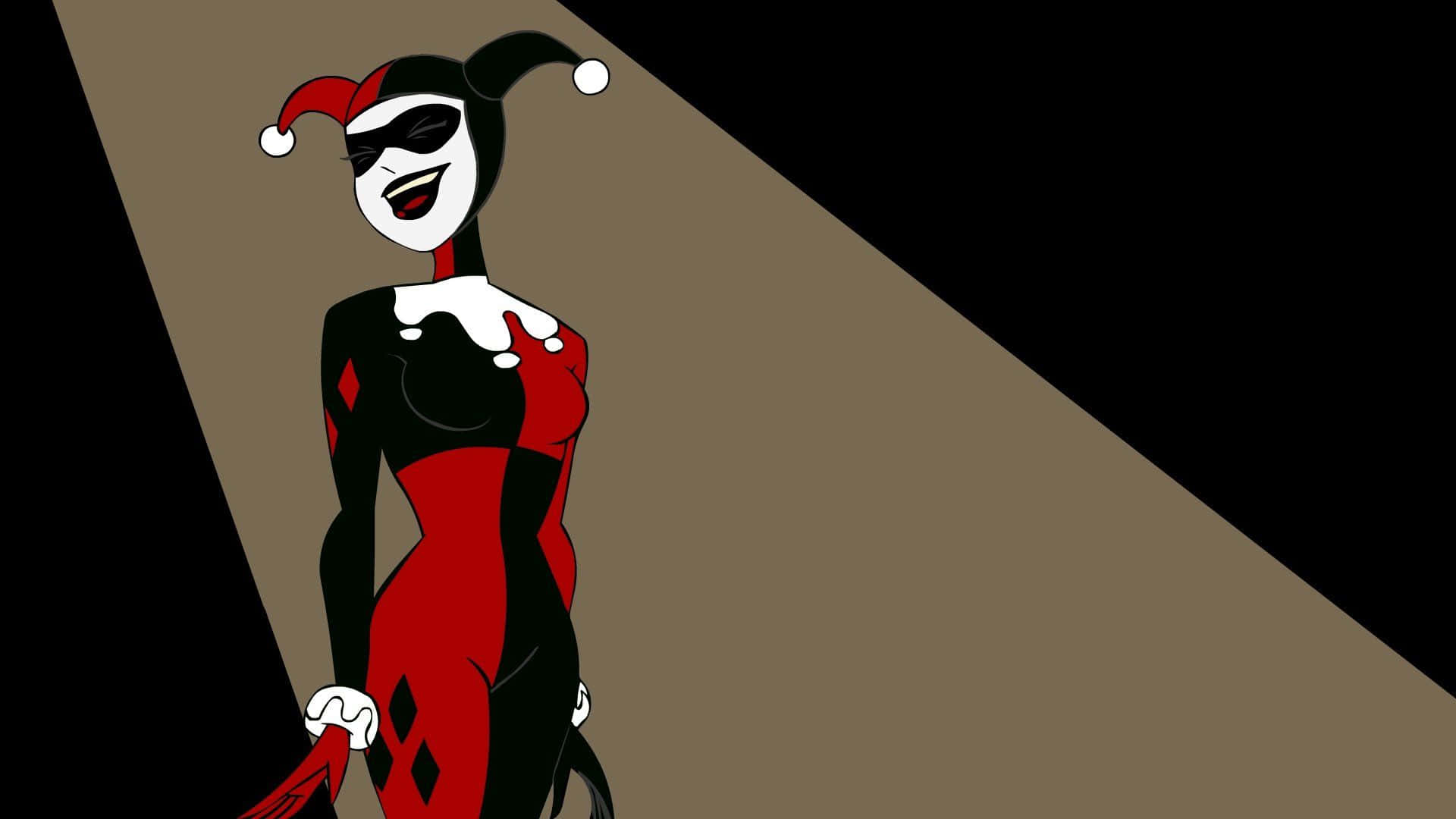 Original Harley Quinn 桌布 壁紙 — 哈莉·奎茵穿著她標誌性的小丑服，站在聚光燈下，背景是鮮明的棕色和黑色。