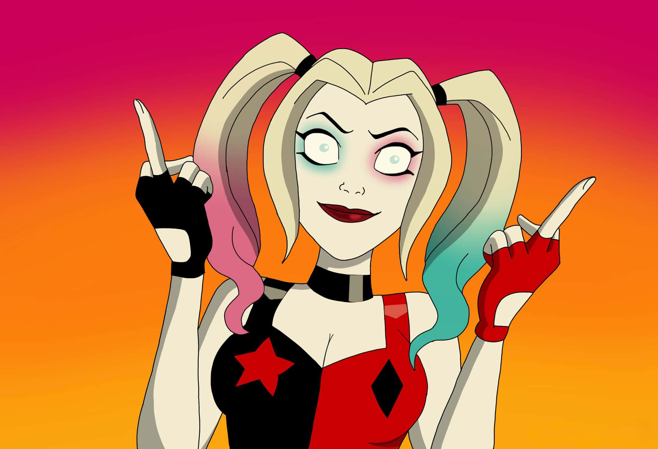 Harley Quinn Anime Series 桌布 壁紙 — 哈莉·奎茵穿著標誌性小丑服，雙手向上指，背景是充滿活力的漸變日落天空。