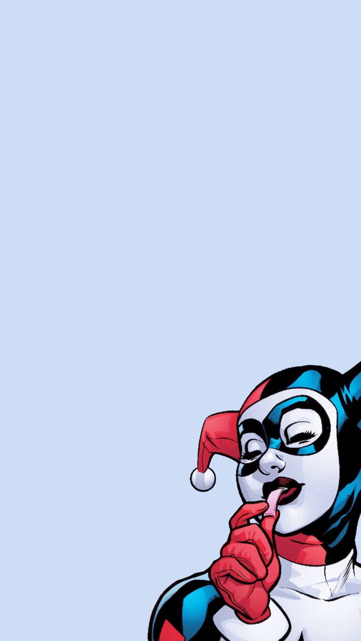 Harley 桌布 壁紙 — 哈莉·奎茵穿著標誌性小丑服裝，眨眼並將手指放在嘴唇上，背景為純淺藍色。