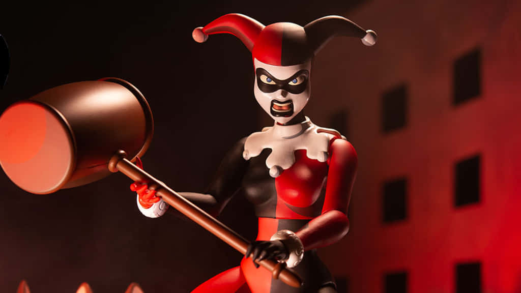 Harley Quinn Hammer 桌布 壁紙 — 哈莉·奎茵穿著標誌性的小丑服，在紅色燈光下的城市背景中揮舞著一把大槌。