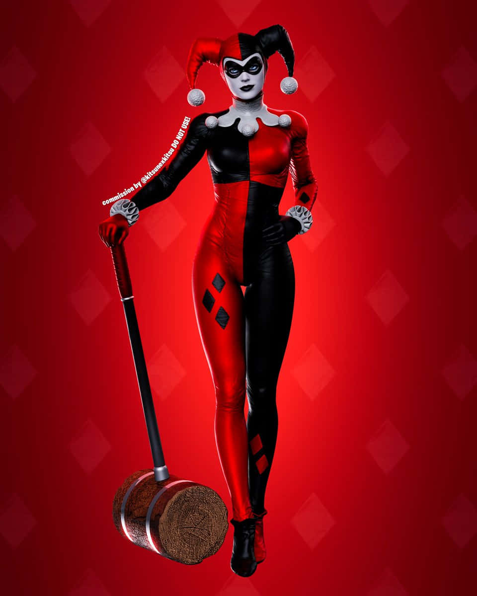 Classic Harley Quinn 桌布 壁紙 — 哈莉·奎茵穿著標誌性的紅黑小丑服，在鮮明的紅色菱形圖案背景前手持大槌。