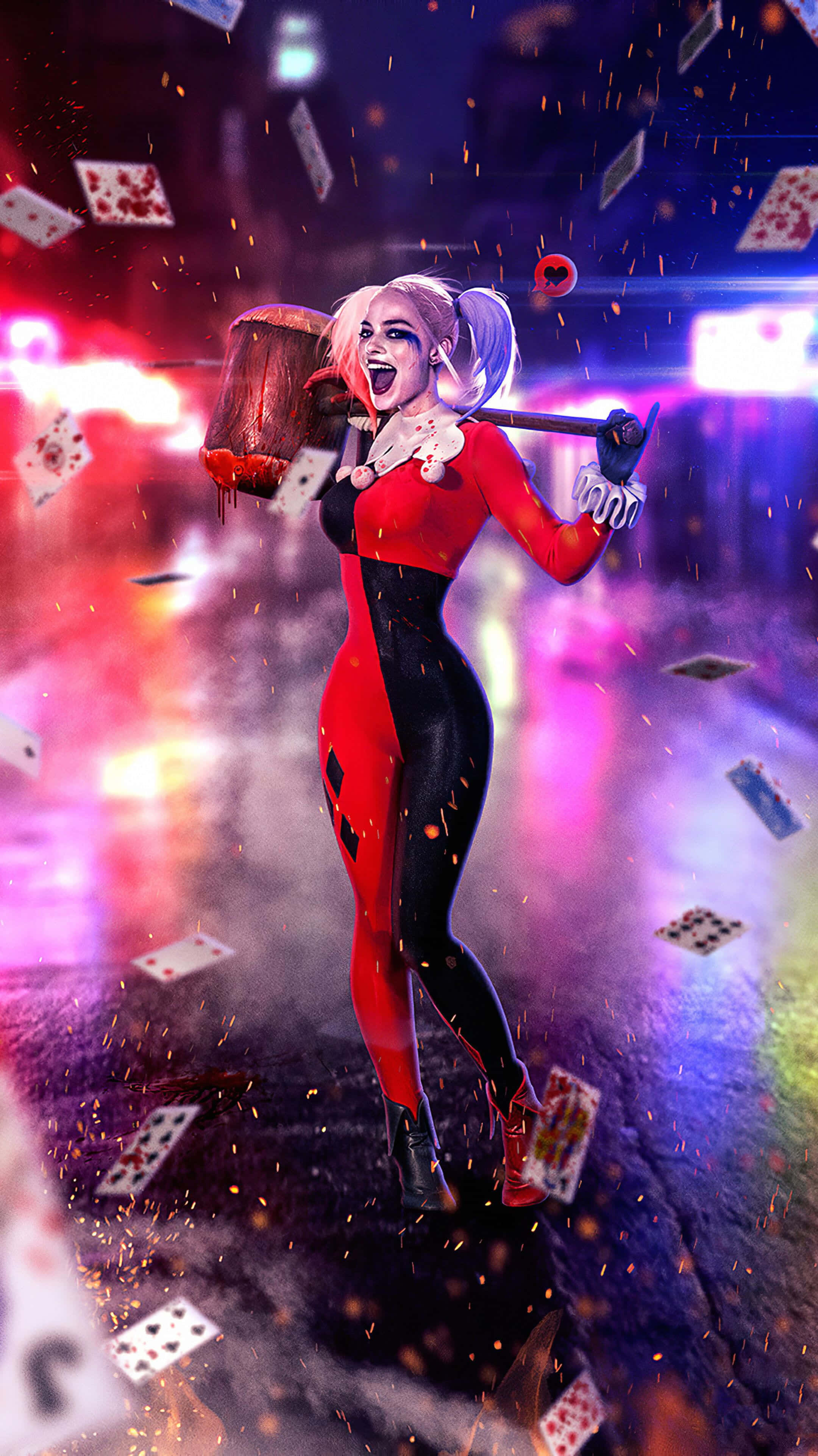 Harley Quinn Hammer 桌布 壁紙 — 哈莉·奎茵穿著標誌性的紅黑服裝，在霓虹燈閃爍的都市夜景中，於漫天飛舞的撲克牌風暴中揮舞著大錘。