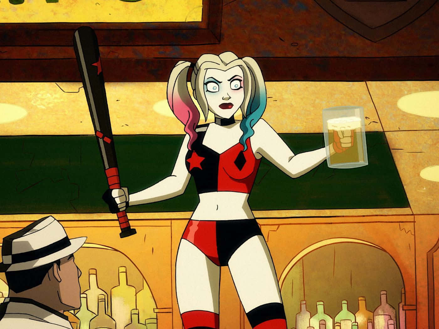 Harley Quinn Anime Series 桌布 壁紙 — 哈莉·奎茵站在酒吧，手持棒球棍和啤酒杯，一個戴紳士帽的男人抬頭看著她。