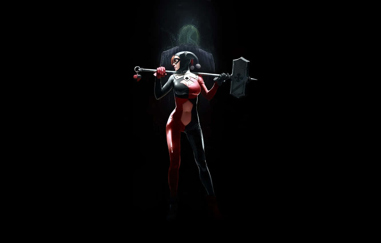 Harley Quinn Hammer 桌布 壁紙 — 哈莉·奎茵站在黑暗中，肩上扛著一把大錘，身後有一個發光的綠色骷髏頭。