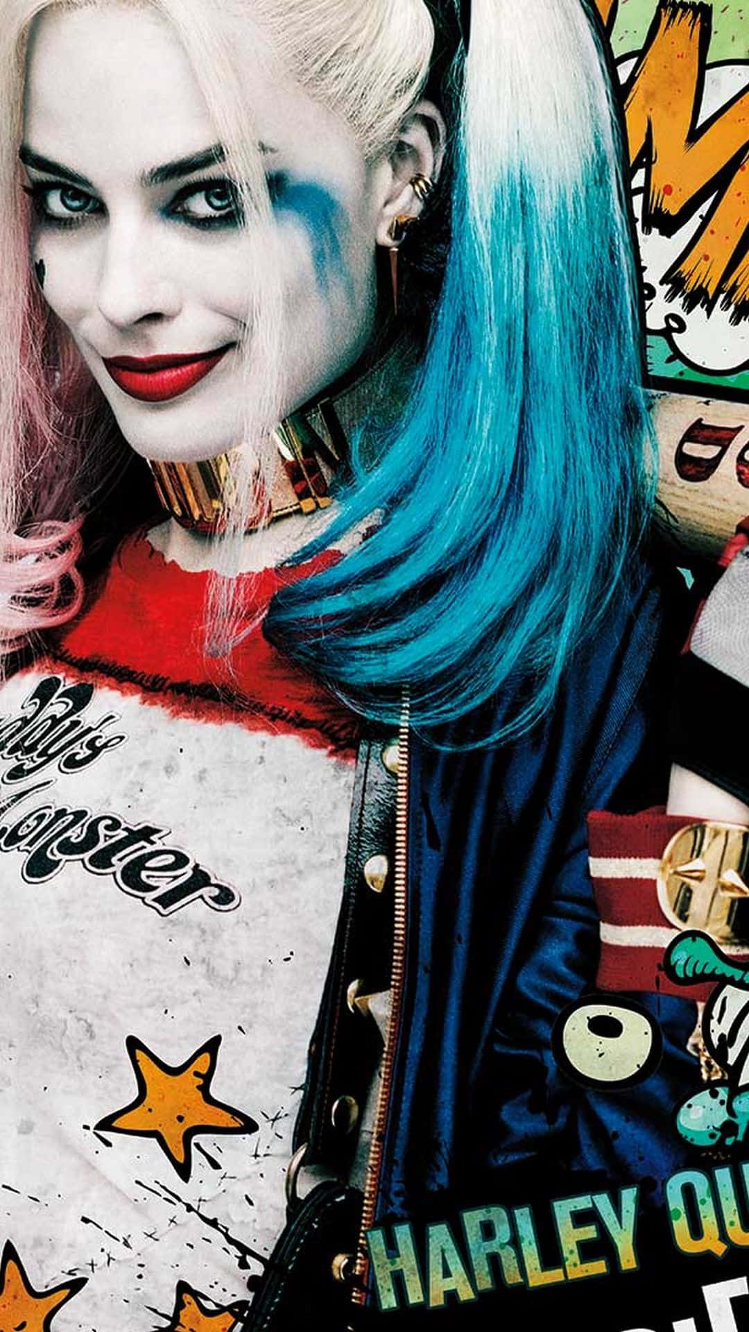 Margot Robbie Harley Quinn 桌布 壁紙 — 哈莉·奎茵粉藍色頭髮，穿著漫畫風格服裝，露出冷笑。