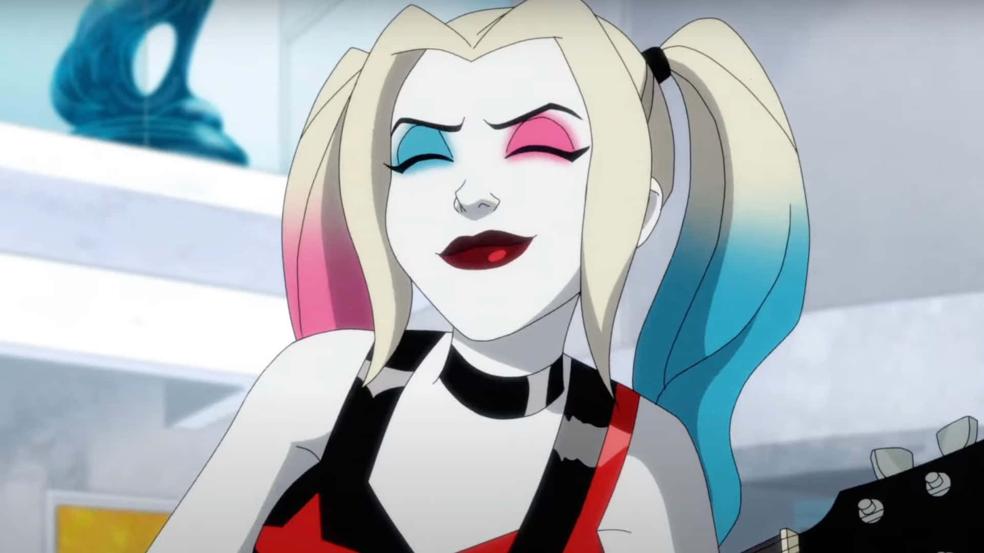 Harley Quinn Anime Series 桌布 壁紙 — 哈莉·奎茵紮著彩色辮子，化著大膽妝容，在現代房間裡微笑著拿著吉他。