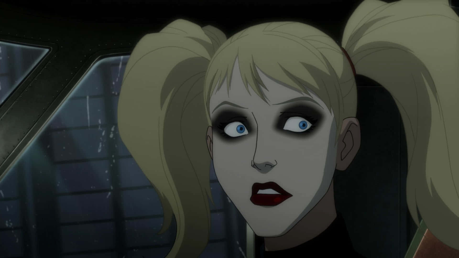 Batman Assault On Arkham 桌布 壁紙 — 哈莉·奎茵綁著金色辮子、紅唇，在夜間從車內凝視著。