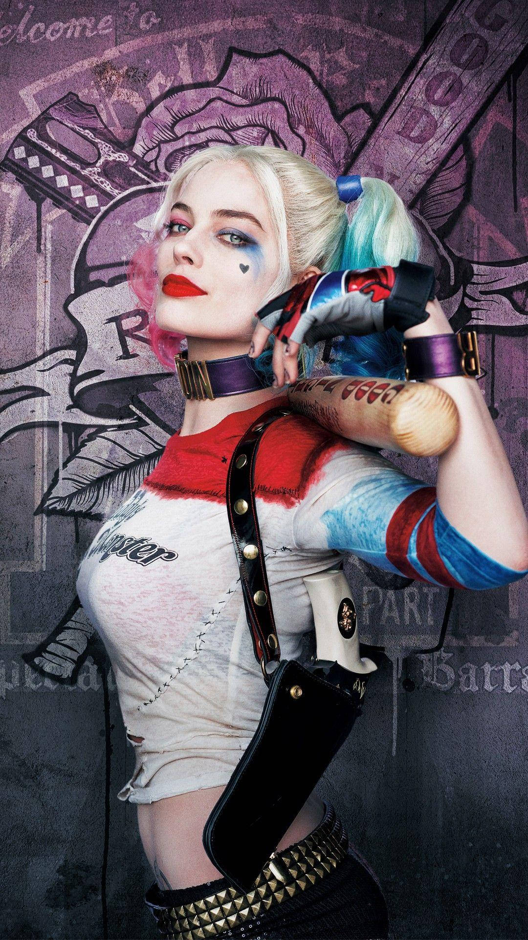 Harley 桌布 壁紙 — 哈莉·奎茵自信地在佈滿塗鴉的牆前擺姿勢，肩上扛著一支棒球棍。
