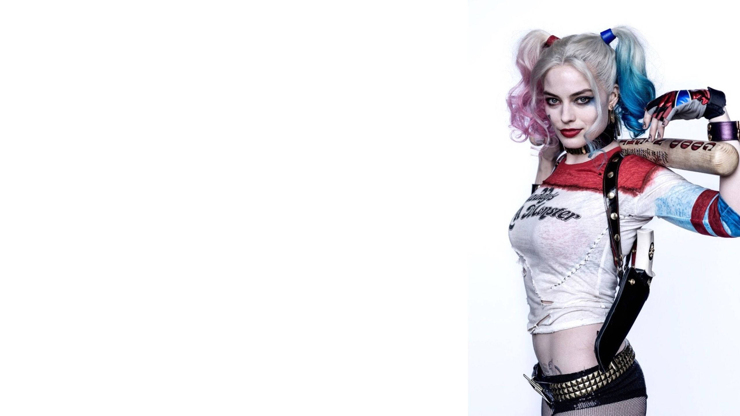 Harley 桌布 壁紙 — 哈莉·奎茵自信地擺姿勢，手持棒球棍，背景為純白色，她色彩繽紛的辮子和混亂的服裝完全展現。