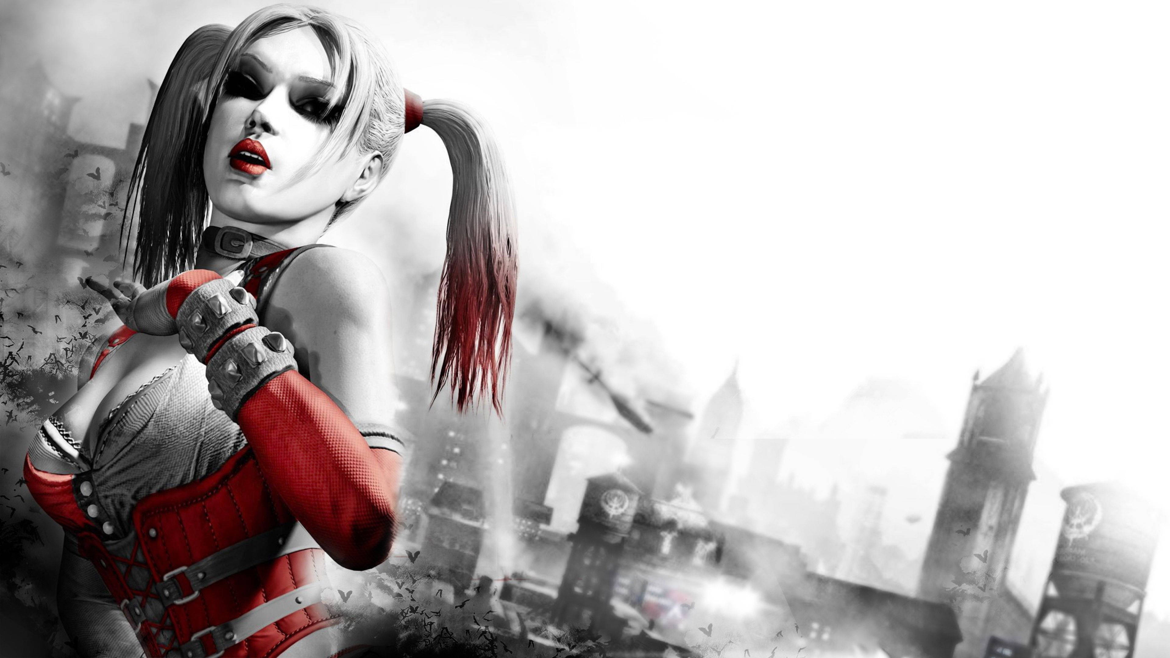 Harley 桌布 壁紙 — 哈莉·奎茵自信地站在一個灰暗的單色城市景觀中，她的服裝和雙馬尾上有紅色點綴。