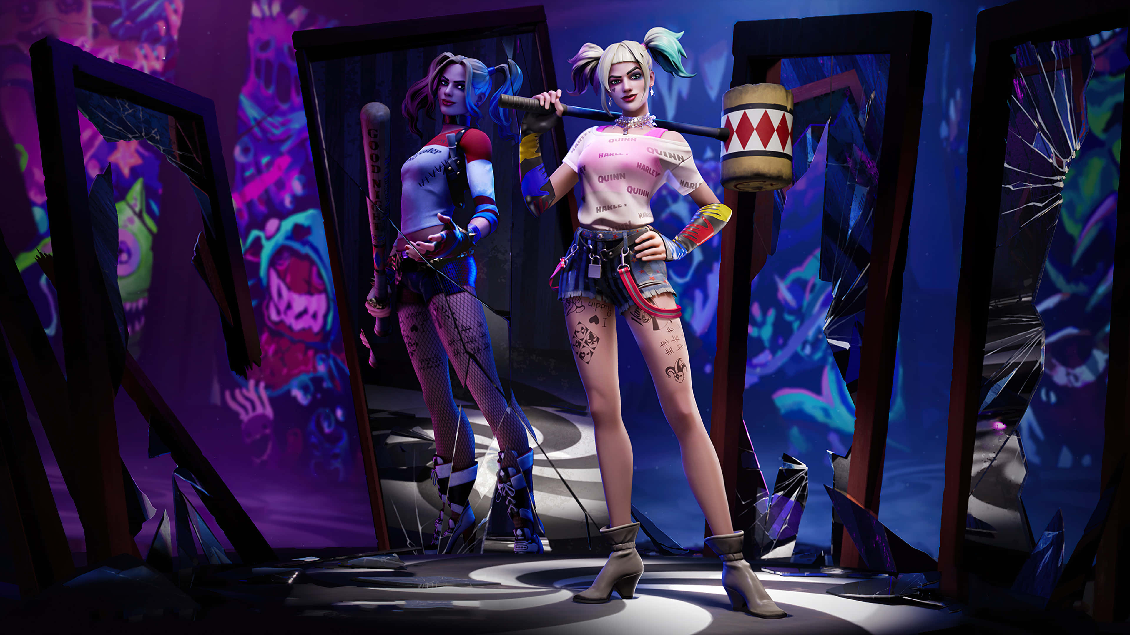 Harley Quinn Hammer 桌布 壁紙 — 哈莉·奎茵自信地站在一個破碎的鏡子房間裡，手持大錘，沐浴在紫色和藍色的霓虹燈光中。