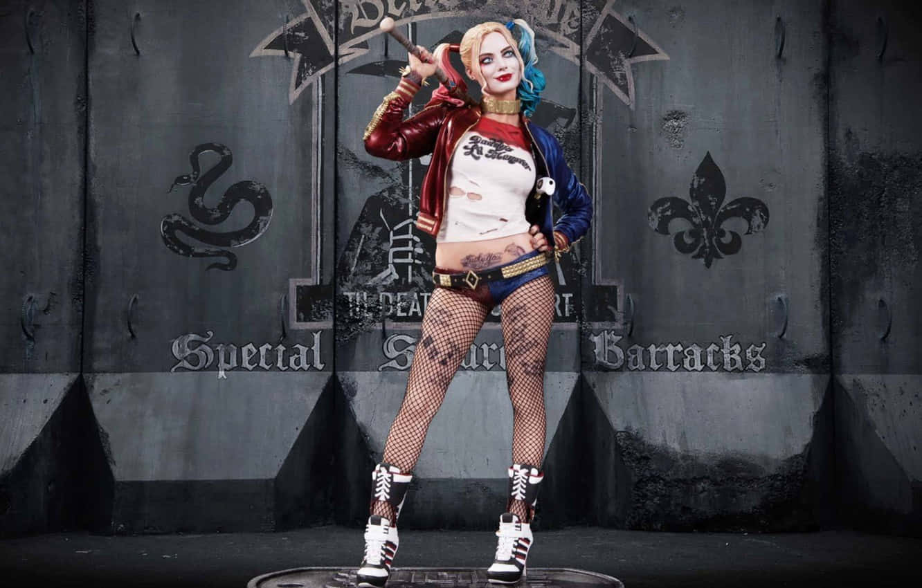 Margot Robbie Harley Quinn 桌布 壁紙 — 哈莉·奎茵自信地站在一個粗獷的城市環境中，手持棒球棍，背景是醒目的塗鴉。