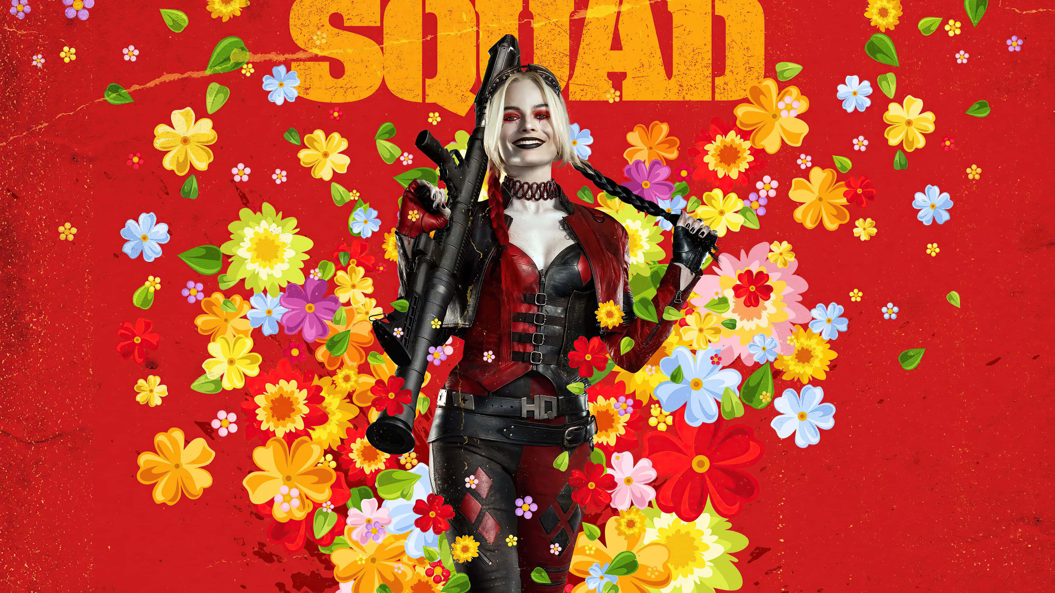 Suicide Squad 桌布 壁紙 — 哈莉·奎茵自信地站在鮮豔多彩的花朵爆炸中，背景是醒目的紅色。