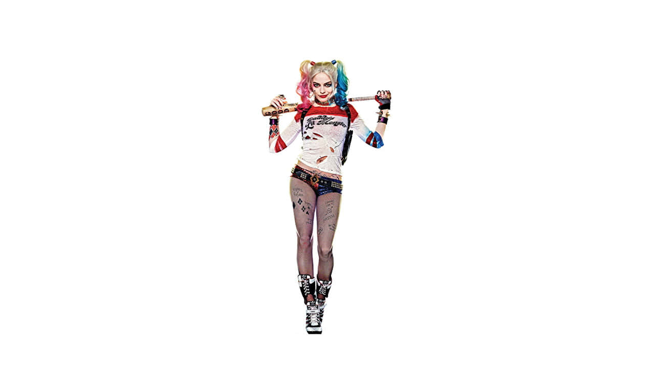 Margot Robbie Harley Quinn 桌布 壁紙 — 哈莉·奎茵自信地站立，肩上扛著一支棒球棍，背景是純白色。