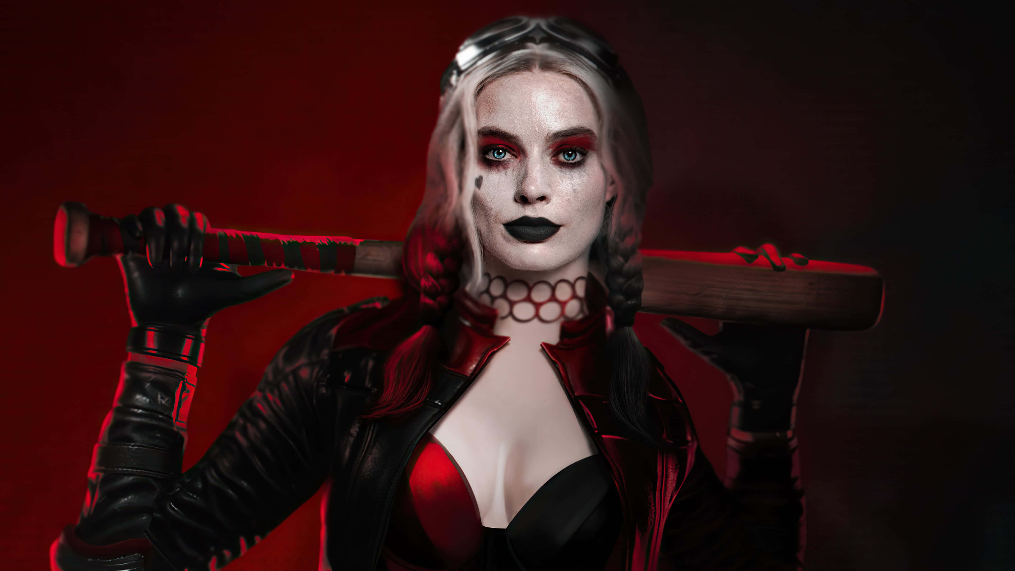 Harley Quinn Baseball Bat 桌布 壁紙 — 哈莉·奎茵自信地站著，肩上扛著一支棒球棍，背景是深紅色。