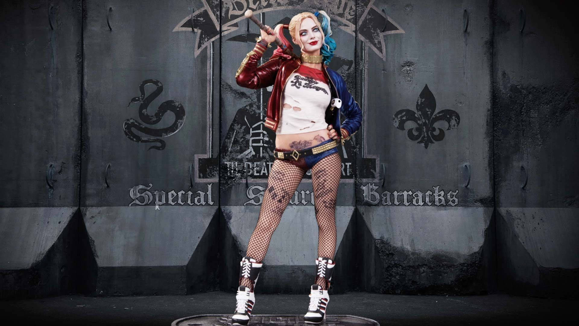 Harley 桌布 壁紙 — 哈莉·奎茵身穿標誌性的紅藍外套，在佈滿塗鴉的混凝土牆前自信地擺姿勢。