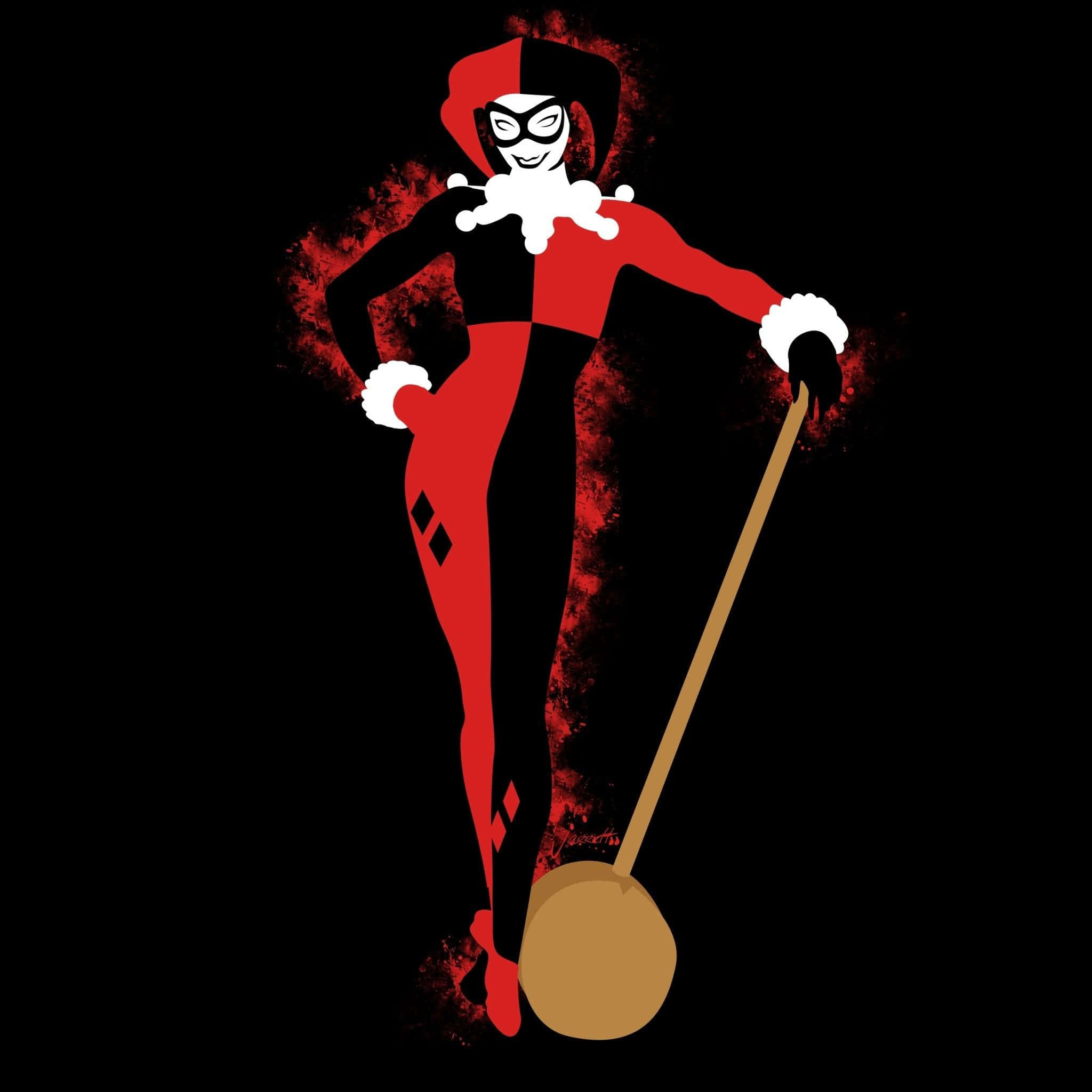Original Harley Quinn 桌布 壁紙 — 哈莉·奎茵身穿標誌性的紅黑小丑服，在帶有紅色飛濺效果的黑暗背景前自信地擺出姿勢，手持大錘。