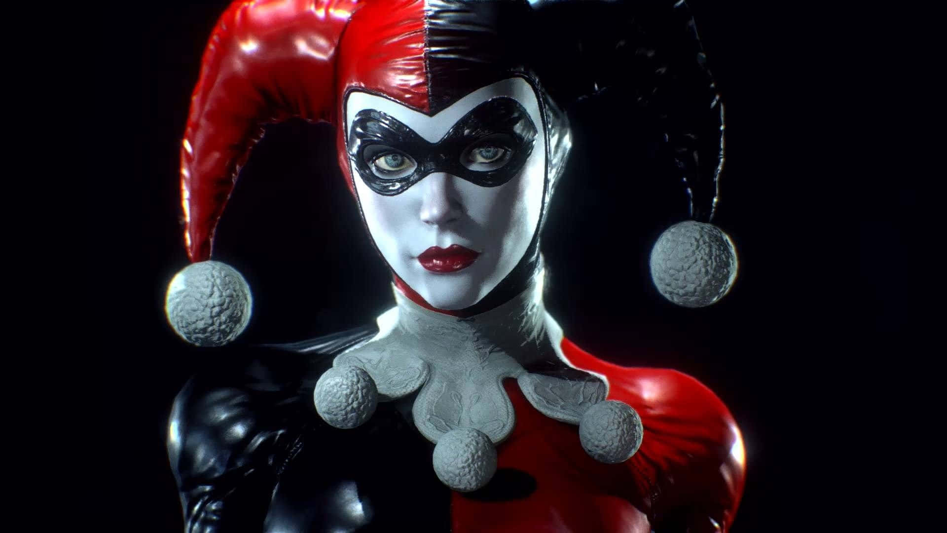 Original Harley Quinn 桌布 壁紙 — 哈莉·奎茵身穿標誌性紅黑小丑服，在深色背景前的醒目肖像。