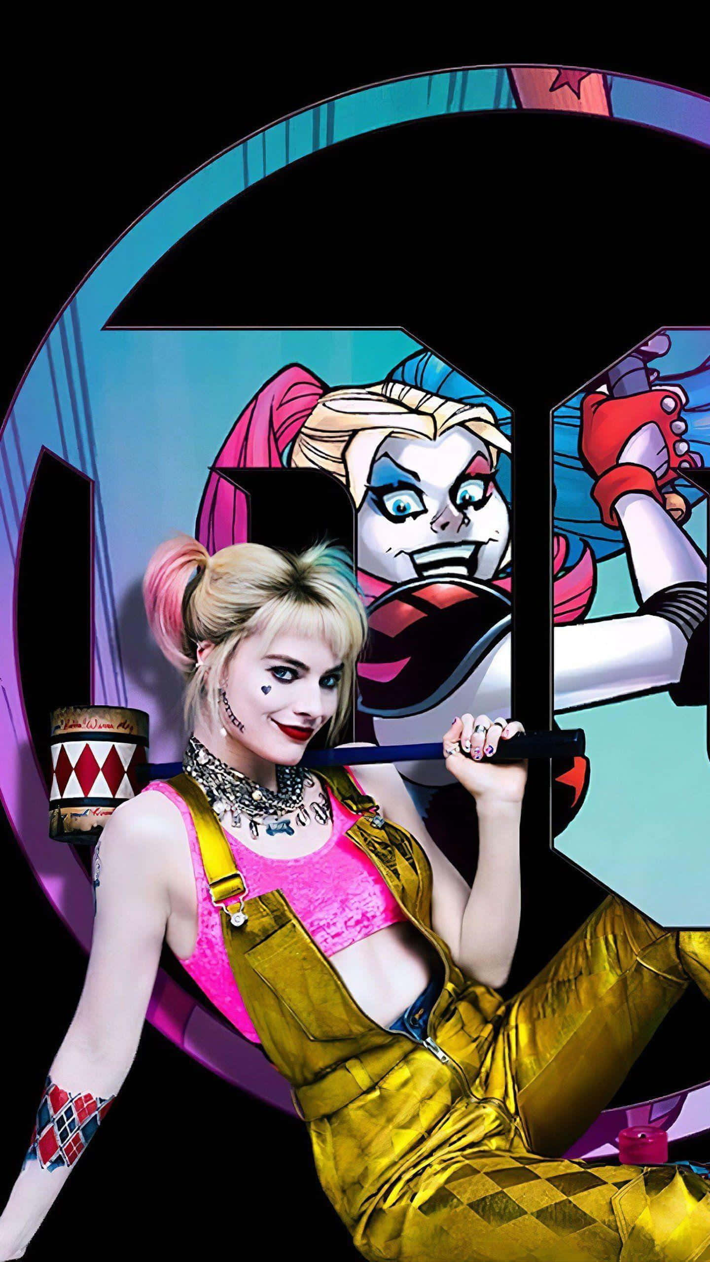 Harley Quinn Hammer 桌布 壁紙 — 哈莉·奎茵身穿粉紅色上衣和金色吊帶褲，手持球棒，而她的漫畫風格版本在一個風格化的「H」標誌後面窺視。