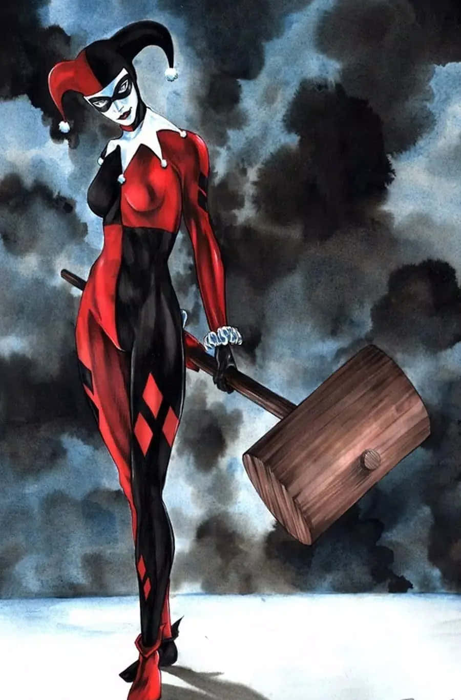 Harley Quinn Hammer 桌布 壁紙 — 哈莉·奎茵身穿紅黑小丑服，揮舞木槌，背景是風暴灰暗的天空。