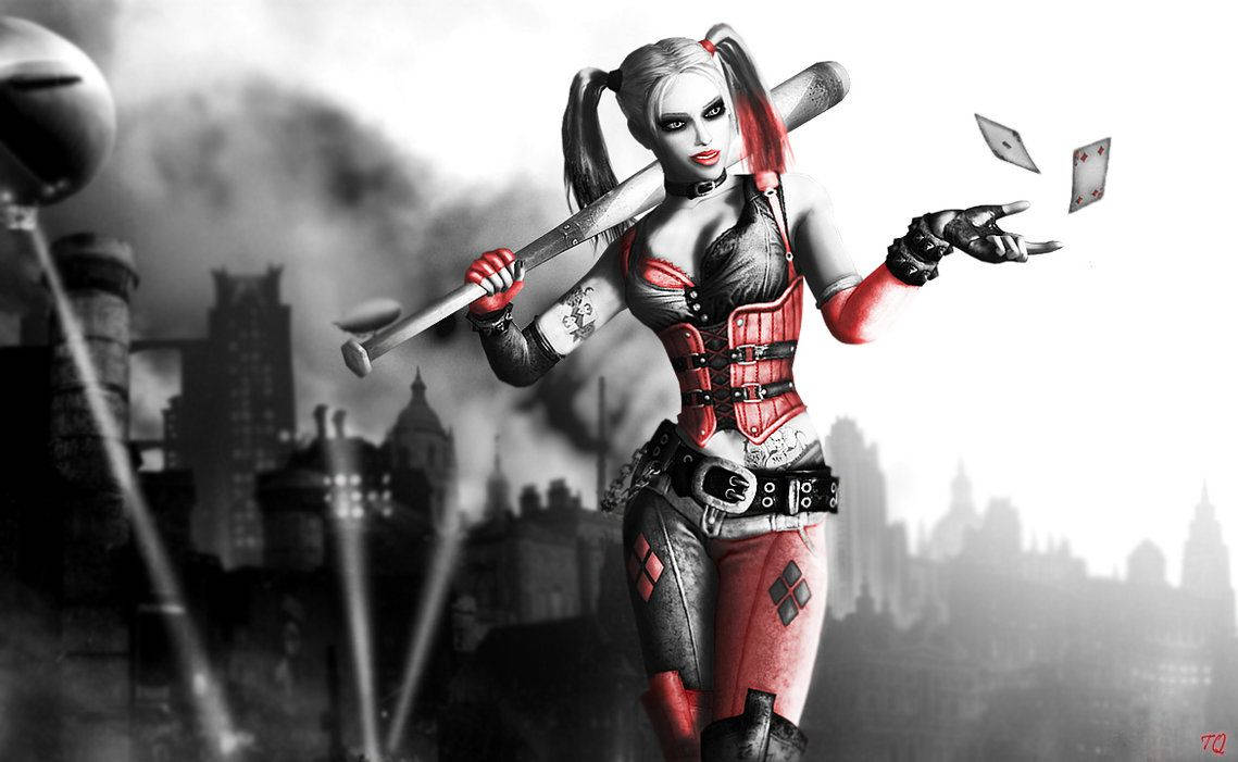 Harley 桌布 壁紙 — 哈莉·奎茵身穿紅黑服裝，揮舞棒球棍，向煙霧瀰漫的城市天際線投擲撲克牌。