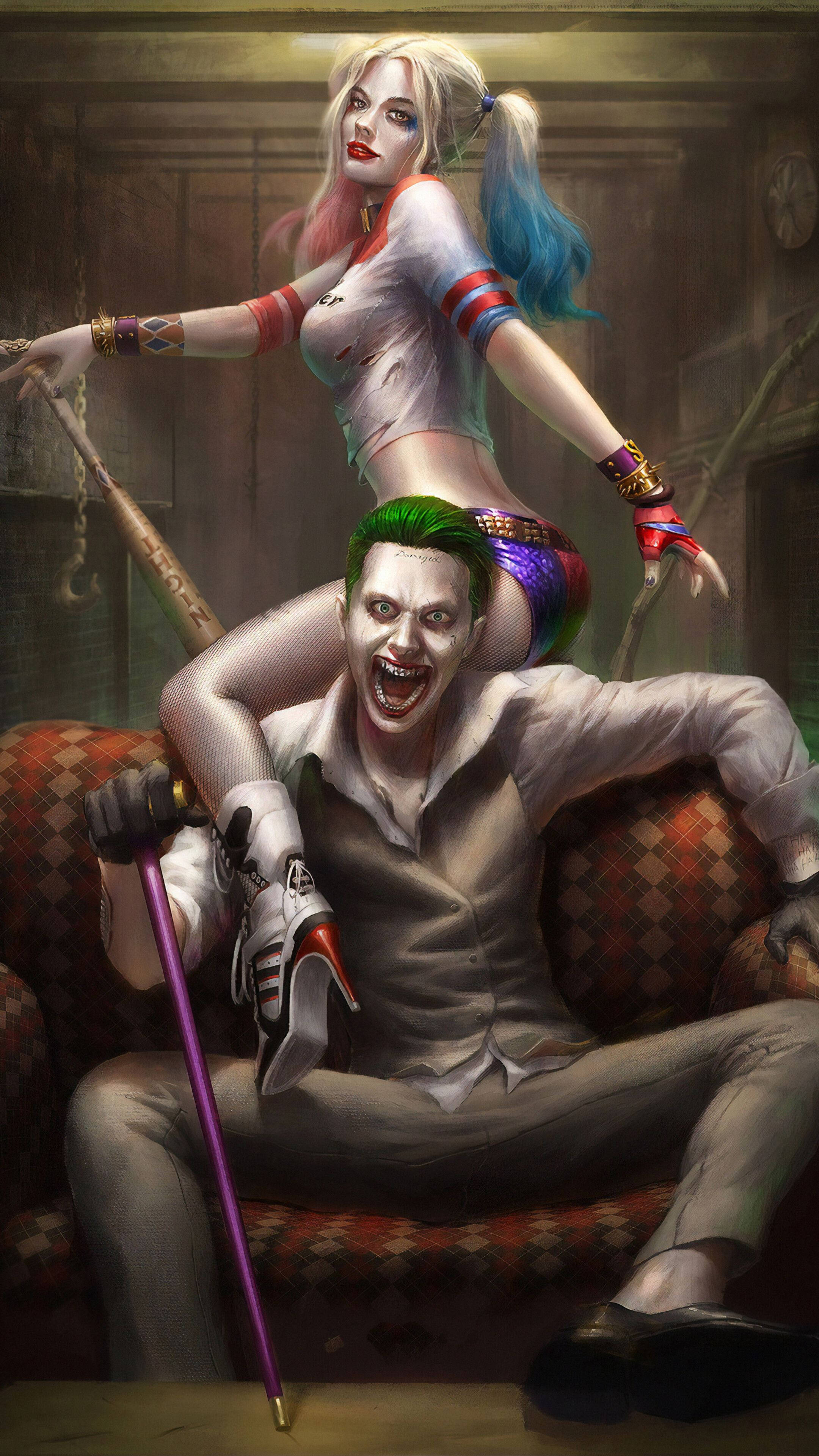 Harley 桌布 壁紙 — 哈莉·奎茵騎在小丑身上，小丑在昏暗房間的圖案沙發上狂笑。
