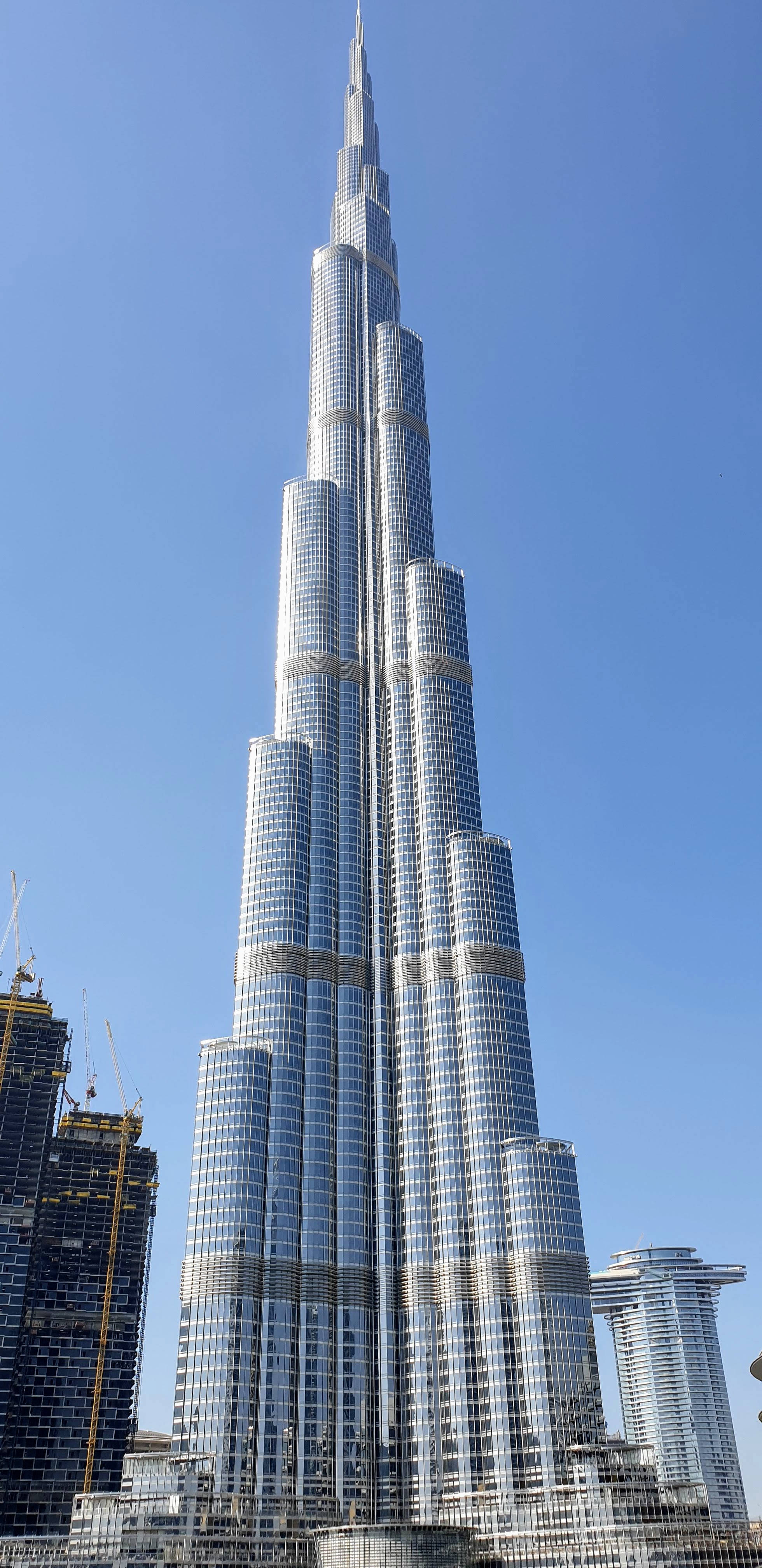 Skyscraper 桌布 壁紙 — 哈里發塔雄偉地聳立在清澈的藍天下，玻璃外牆反射著陽光。