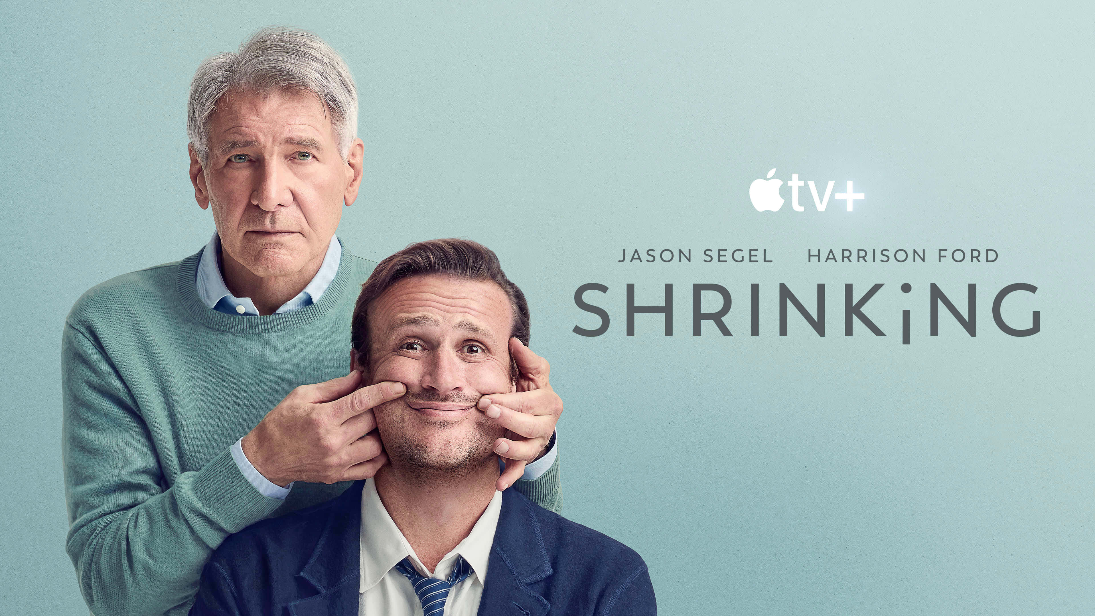 Jason Segel 桌布 壁紙 — 哈里遜福特捏住傑森席格爾的臉頰，在一張為Apple TV+節目《Shrinking》設計的宣傳照片中，背景為淡藍色。