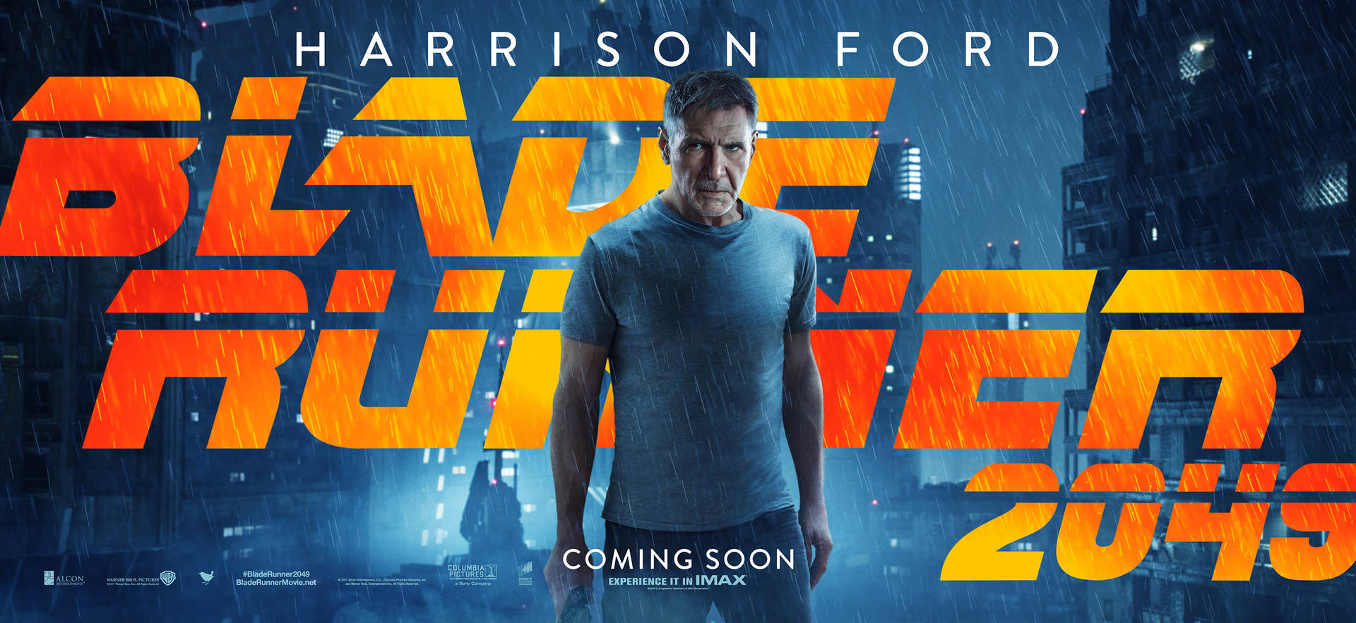 《銀翼殺手2049》電影海報中，哈里遜福特站在下雨的霓虹城市中。