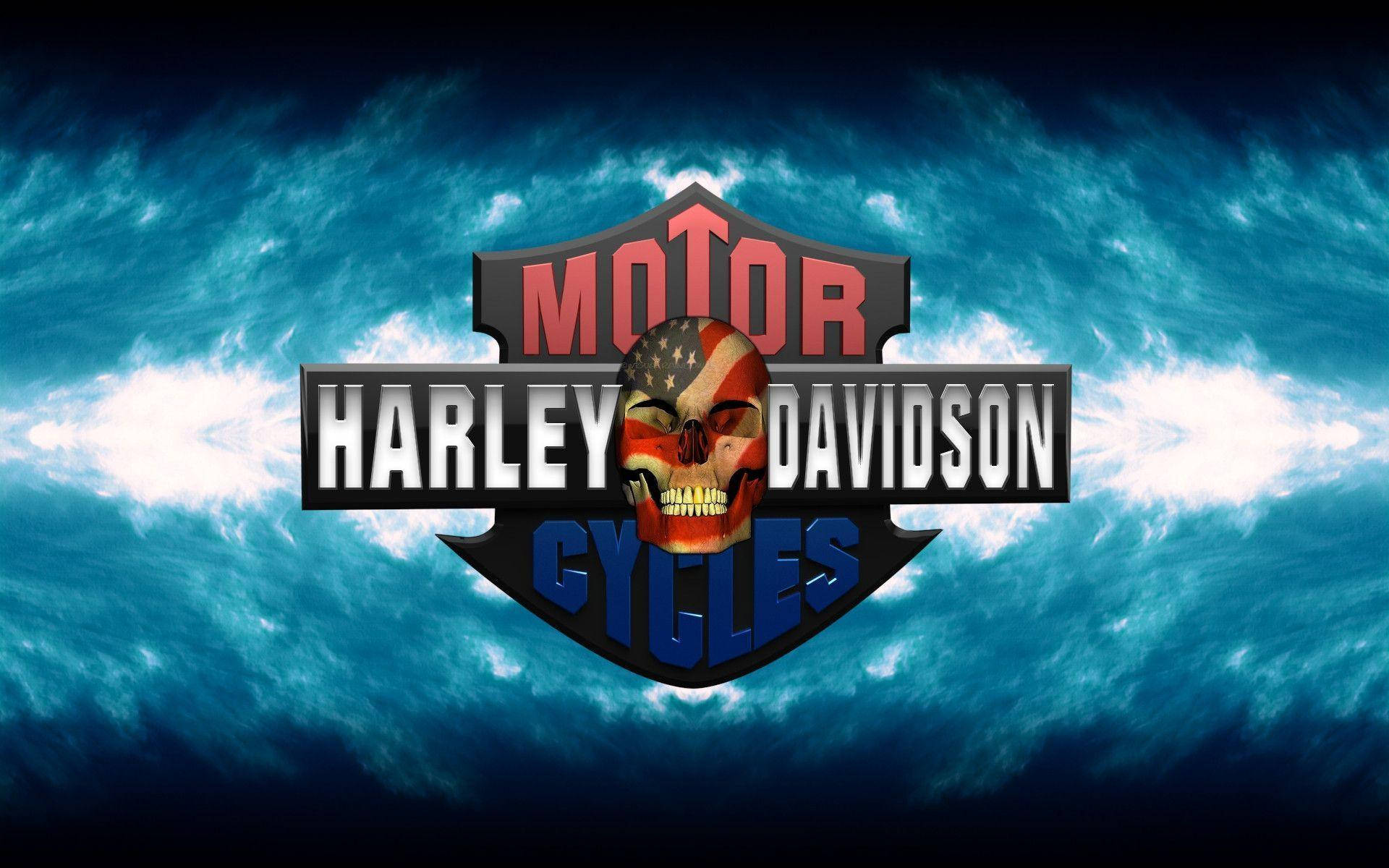 Harley 桌布 壁紙 — 哈雷戴維森標誌，帶有骷髏頭和美國國旗圖案，以戲劇性的藍色暴風雨天空為背景。