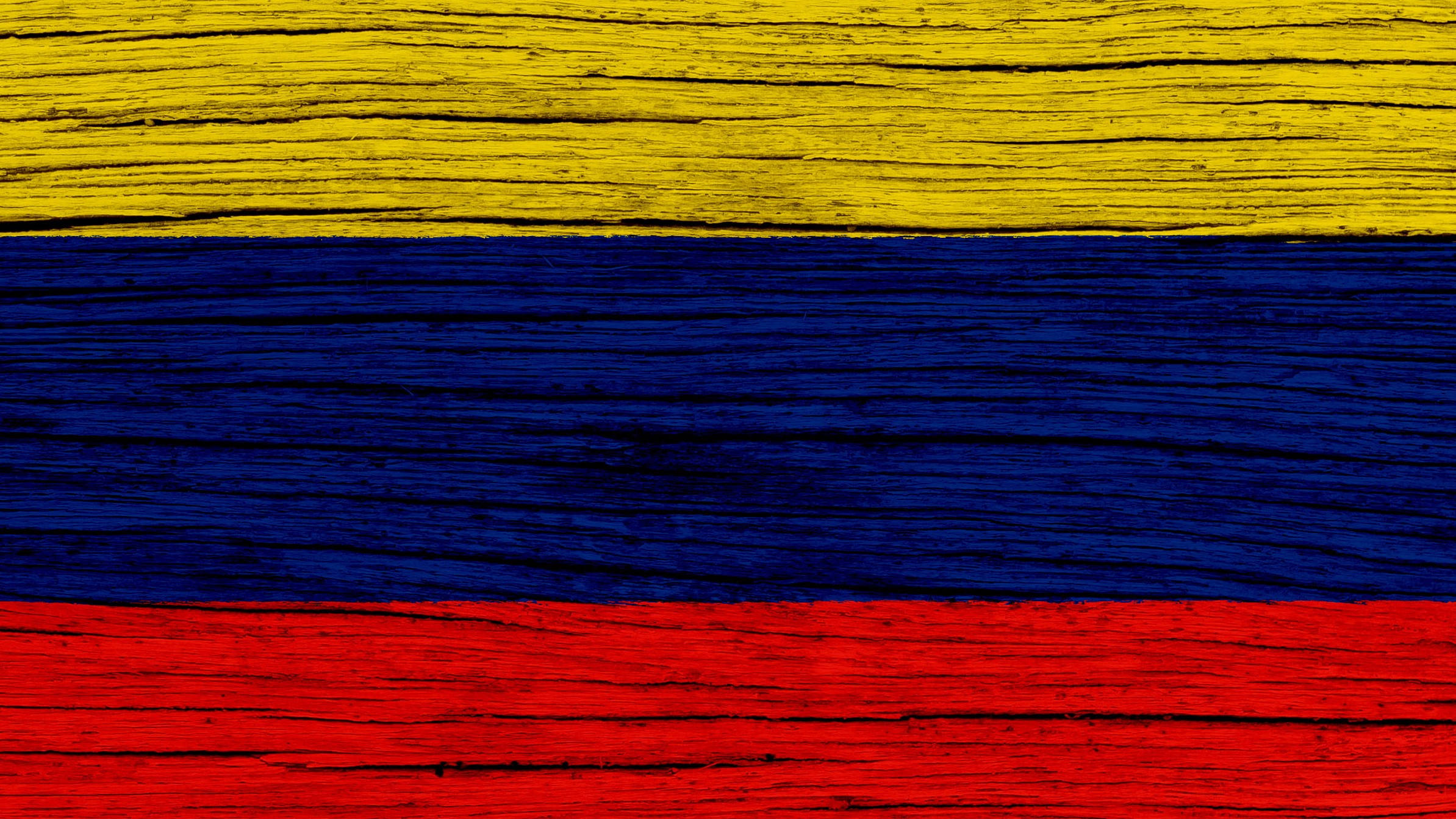 Colombia Flag 桌布 壁紙 — 哥倫比亞國旗以粗獷的水平條紋繪製在紋理風化木表面上。