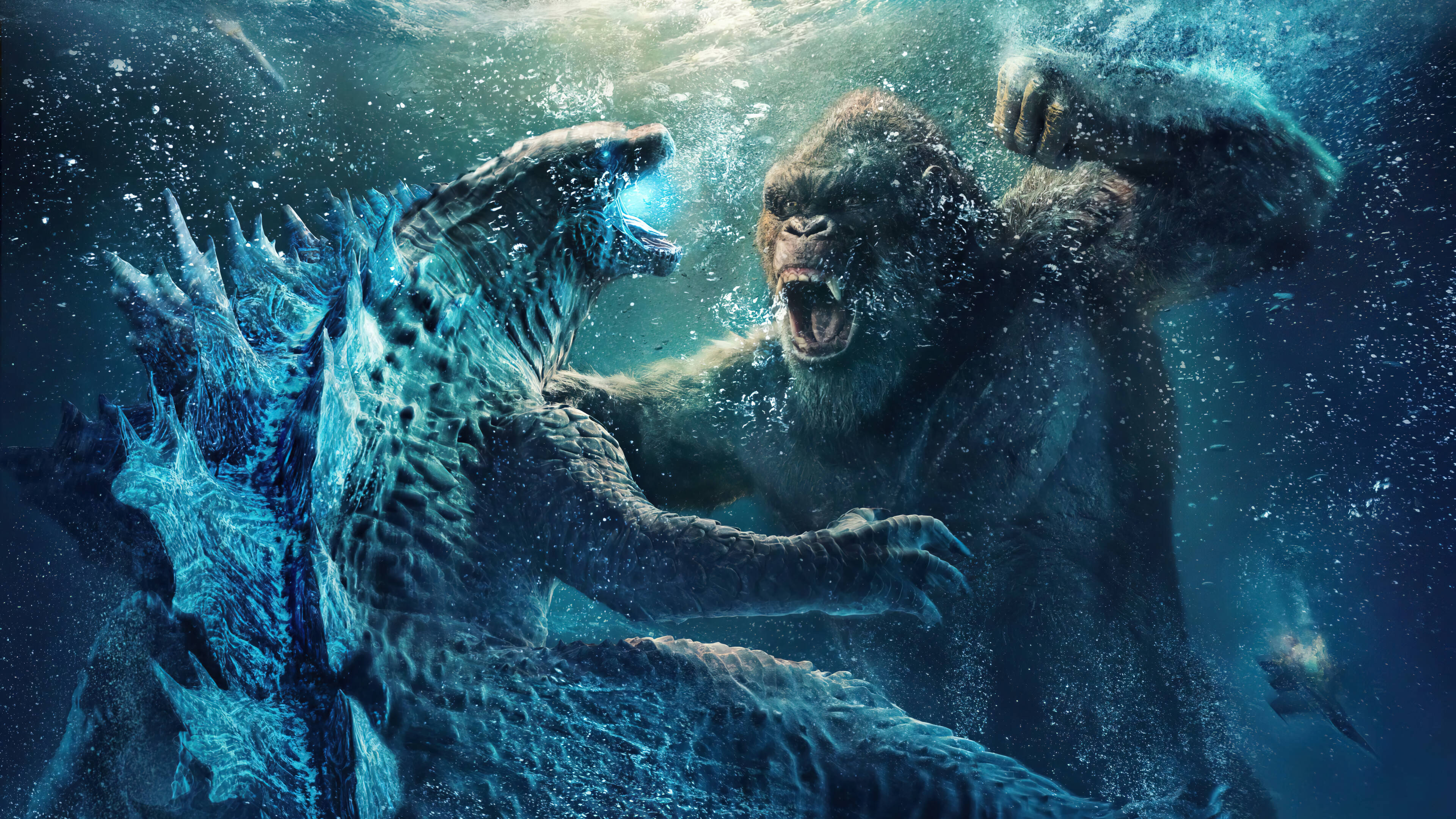 Godzilla Vs Kong 2021 桌布 壁紙 — 哥吉拉和金剛在深海激烈碰撞，陽光穿透深藍海洋，照亮這場動態戰鬥。