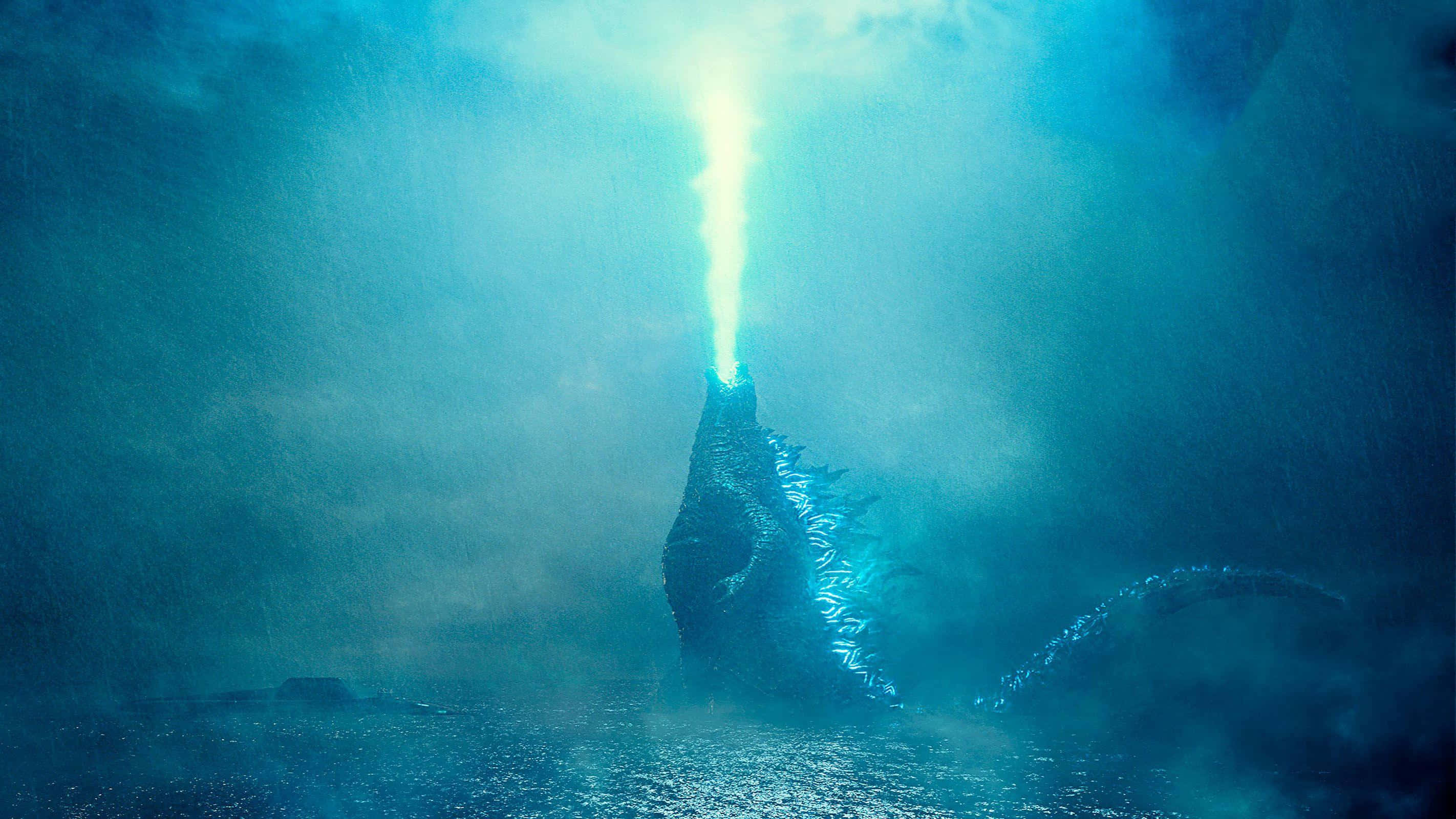 Burning Godzilla 桌布 壁紙 — 哥吉拉從海洋水域中出現，透過迷霧般的藍綠色煙霧噴射出刺眼的藍色原子吐息。