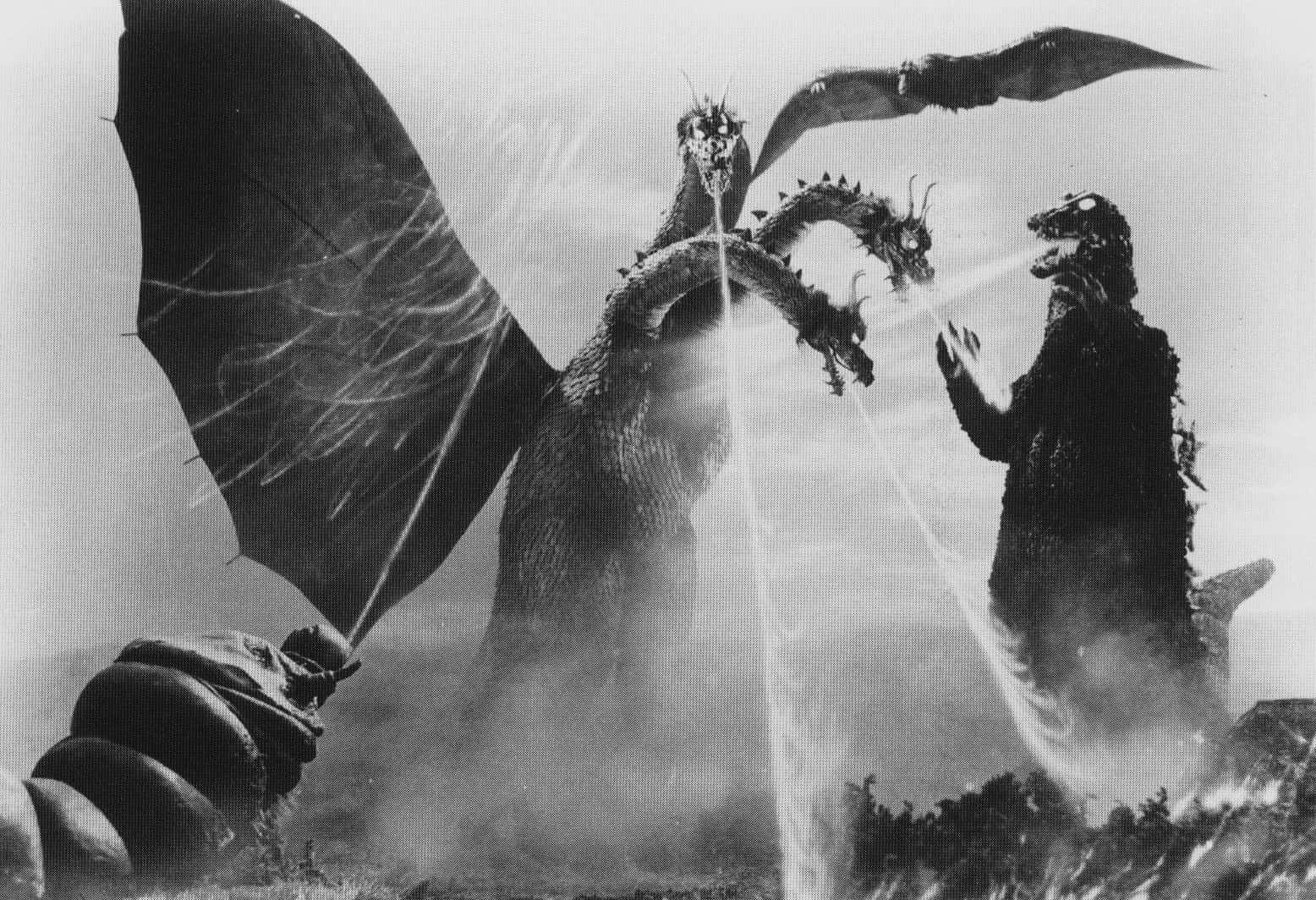 Godzilla Vs Rodan 桌布 壁紙 — 哥吉拉與一隻有翼和火焰光束的三頭龍戰鬥，在戲劇性的黑白怪獸電影場景中。