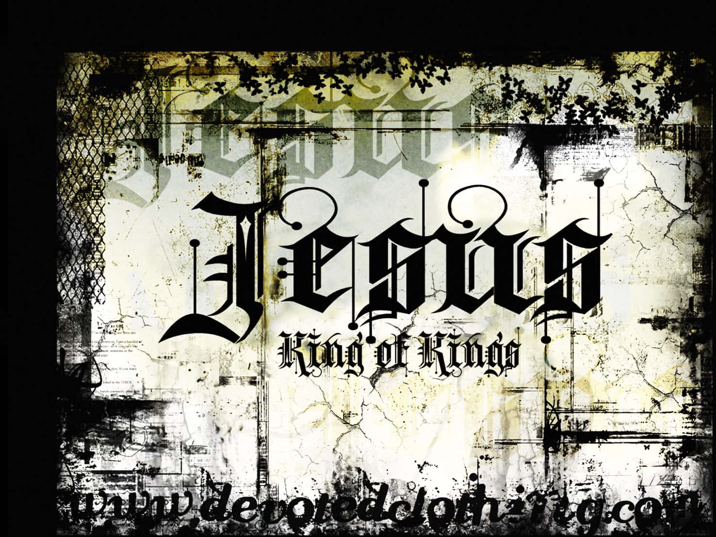 Jesus Name 桌布 壁紙 — 哥德式字體在裂開、風化的牆壁上拼出「Jesus King of Kings」，帶有頹廢質感和褪色的藤蔓。