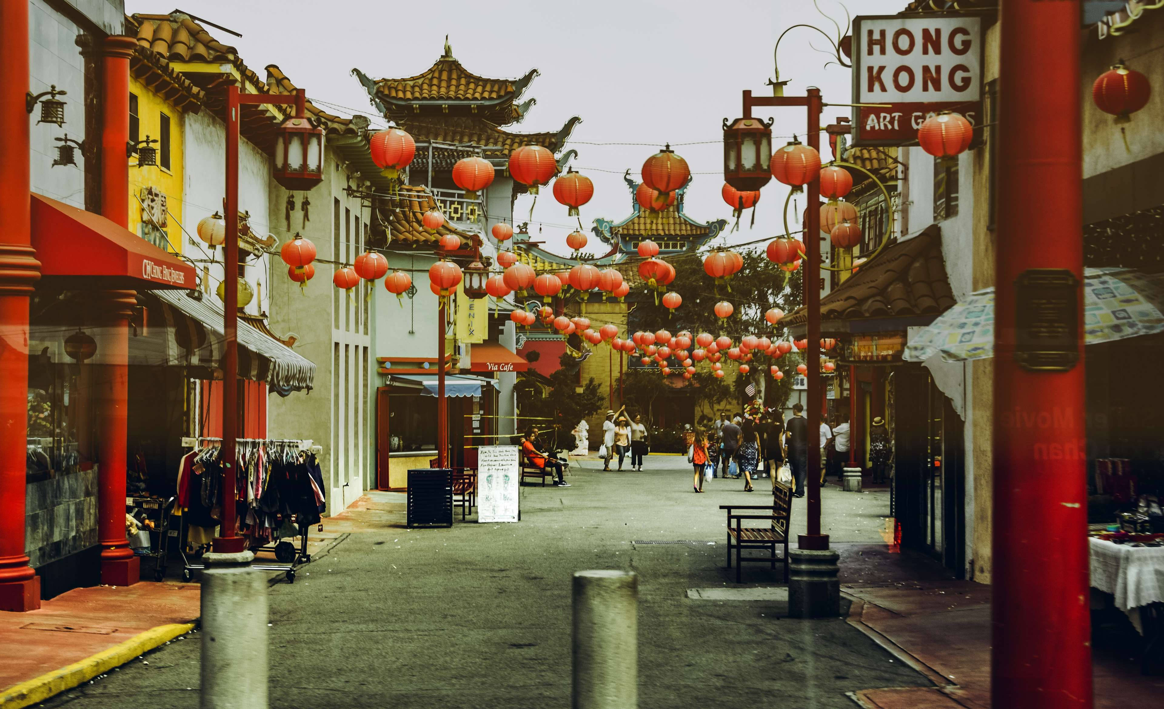 San Francisco 桌布 壁紙 — 唐人街一條充滿活力的街道，掛滿發光的紅燈籠，傳統建築在陰天之下。