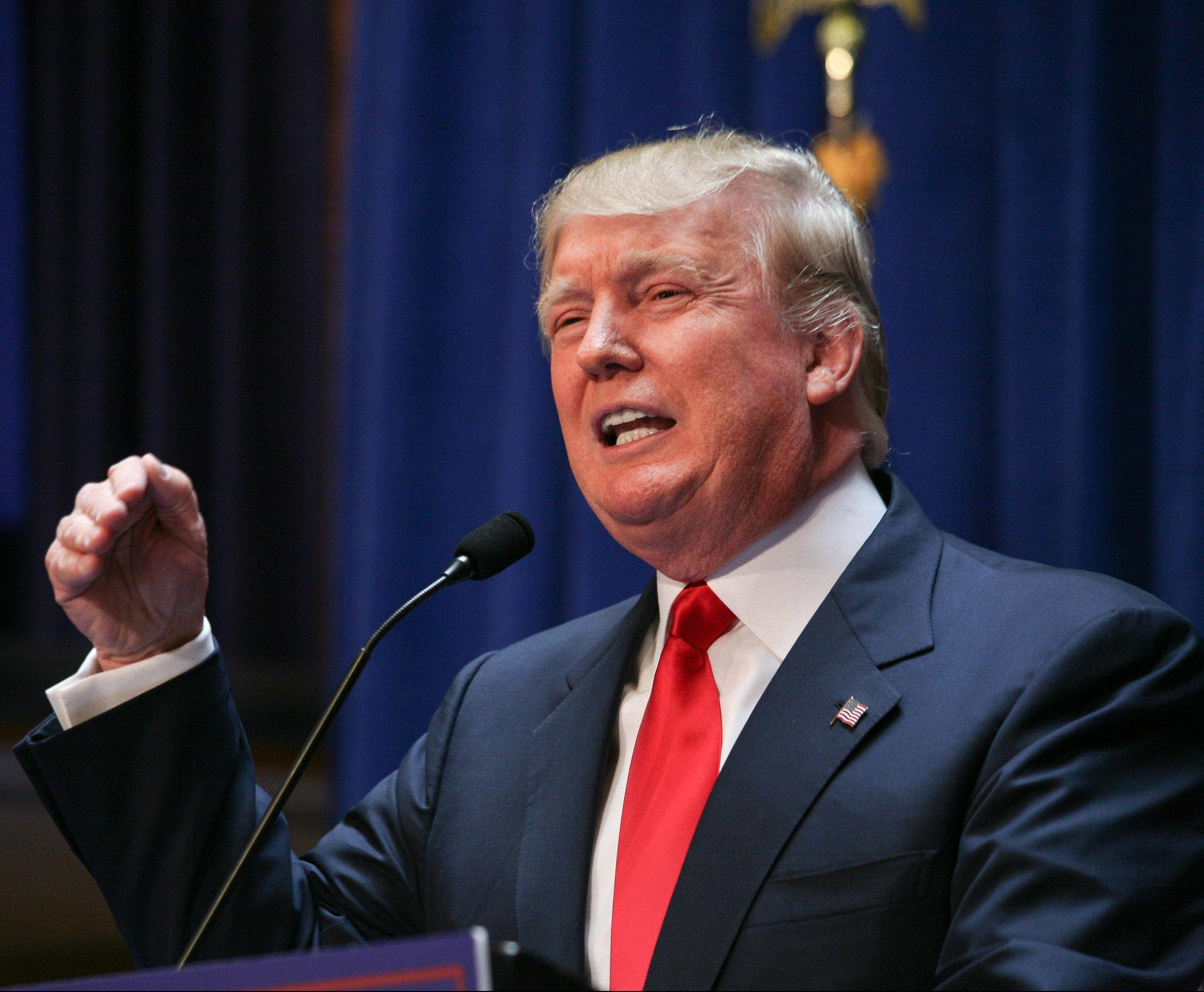 donald trump 桌布 壁紙 — 唐納·川普在藍色窗簾背景前的講台上強調地做手勢發言。