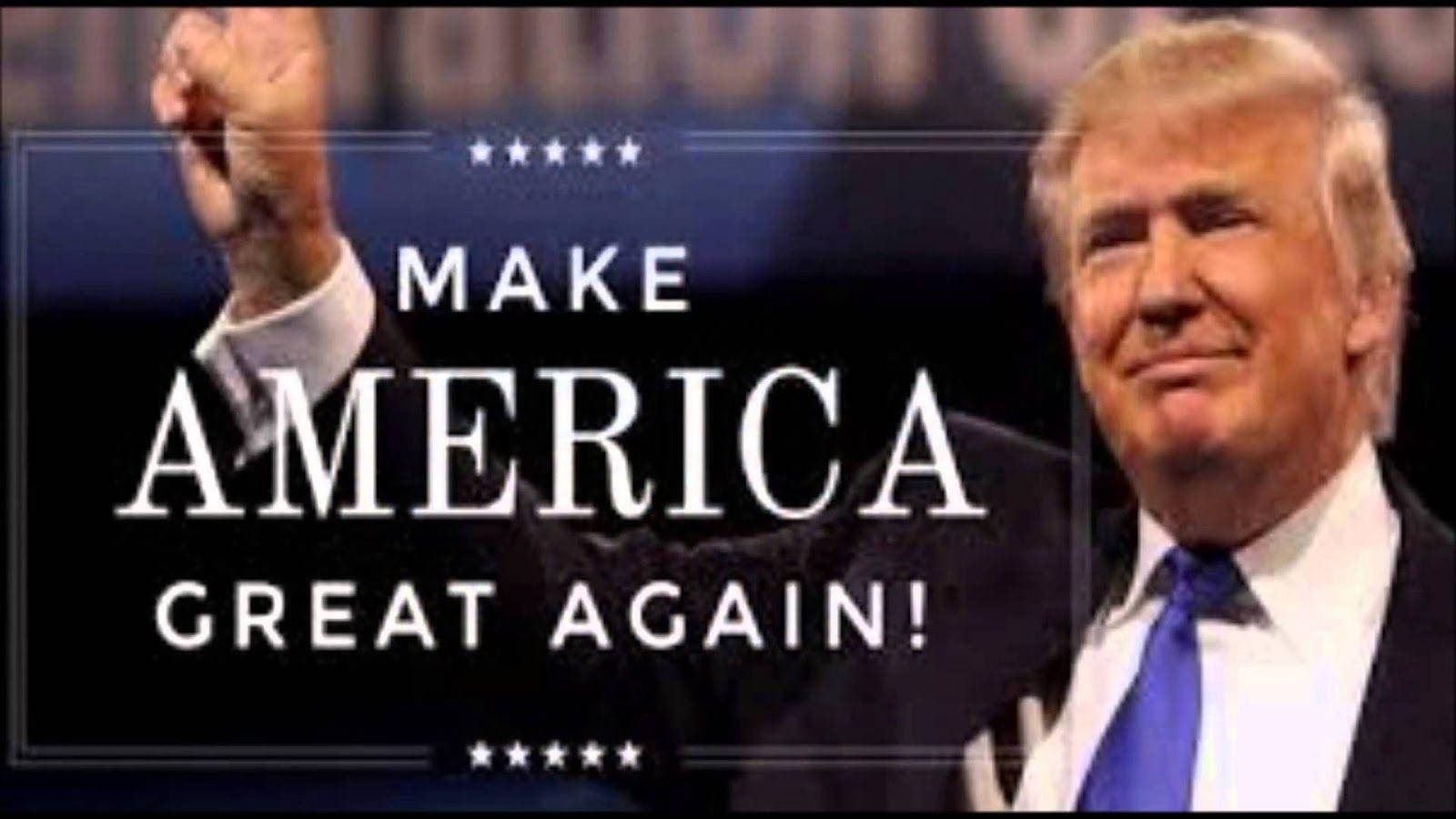 川普 桌布 壁紙 — 唐納·川普在黑暗的舞台背景下，在粗體白色文字「MAKE AMERICA GREAT AGAIN!」旁邊舉起拳頭。