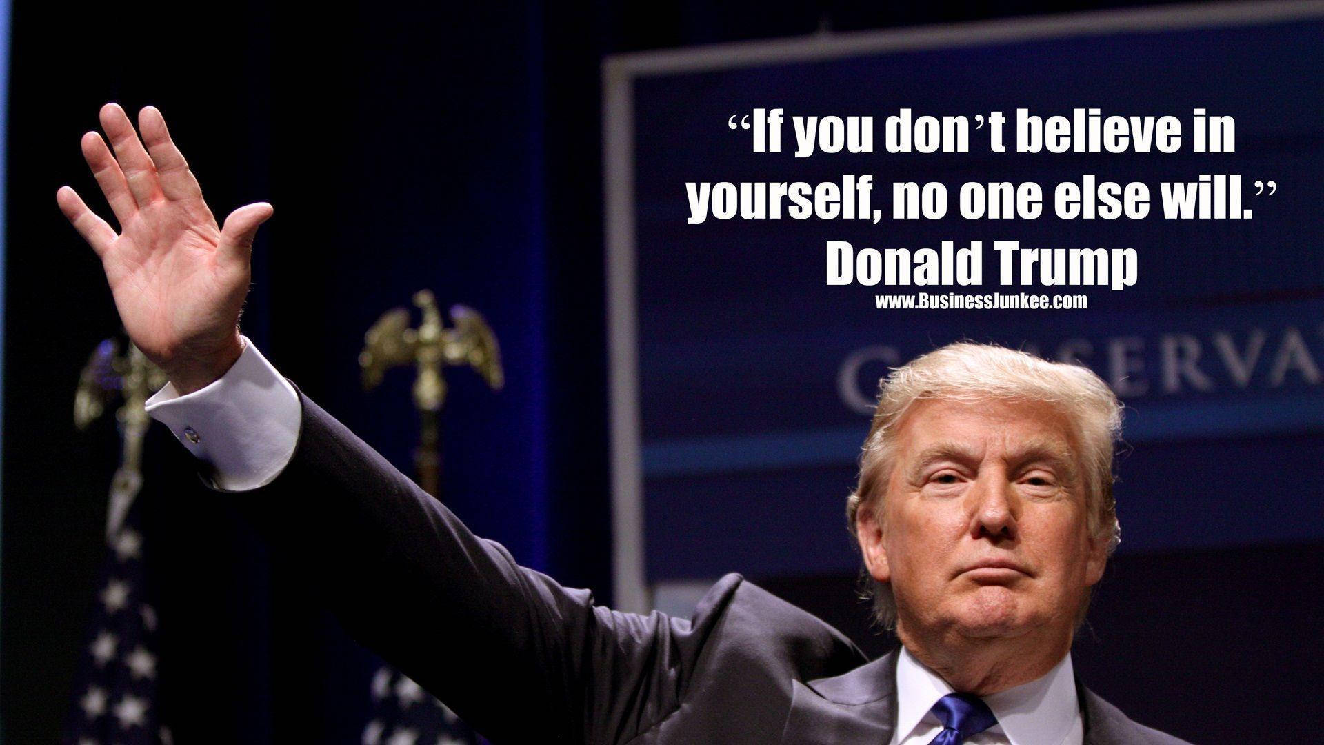 donald trump 桌布 壁紙 — 唐納德·特朗普在一個黑暗的舞台上揮手，背景有美國國旗，並疊加了一句引言。