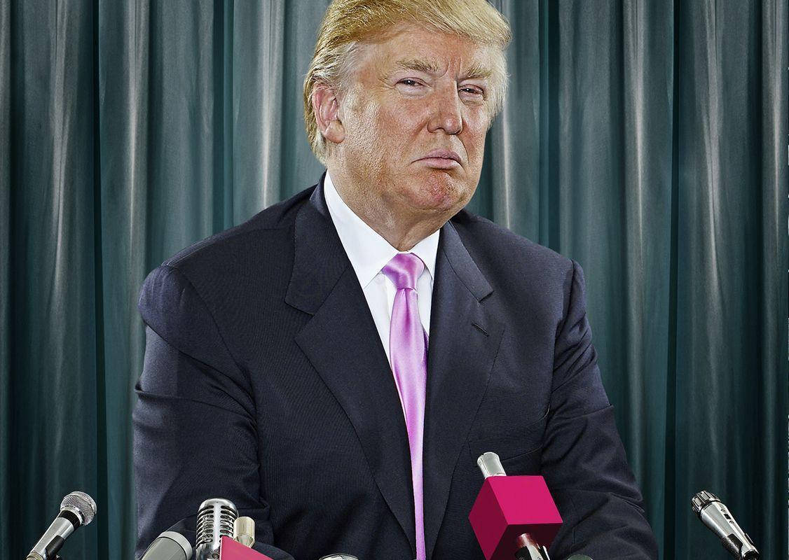 donald trump 桌布 壁紙 — 唐納德·特朗普身穿深色西裝和粉紅色領帶，站在講台上，面前有麥克風，背景是綠色窗簾。