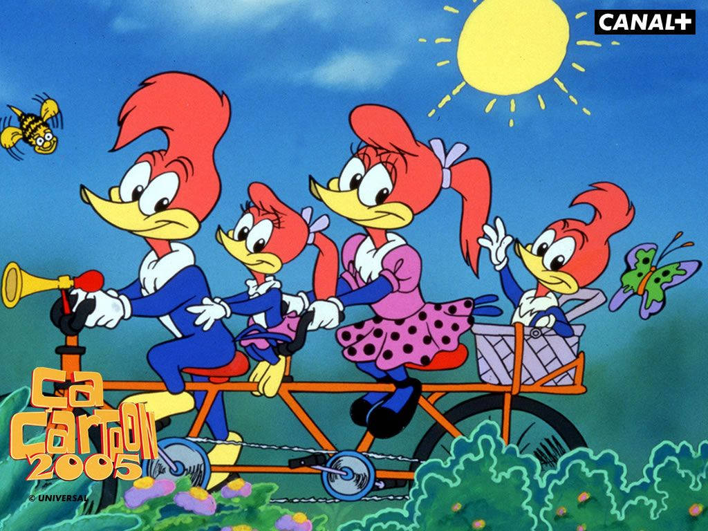 Woody Woodpecker 桌布 壁紙 — 啄木鳥一家在陽光明媚的藍天下騎著亮橙色的自行車，周圍有蝴蝶和花朵。