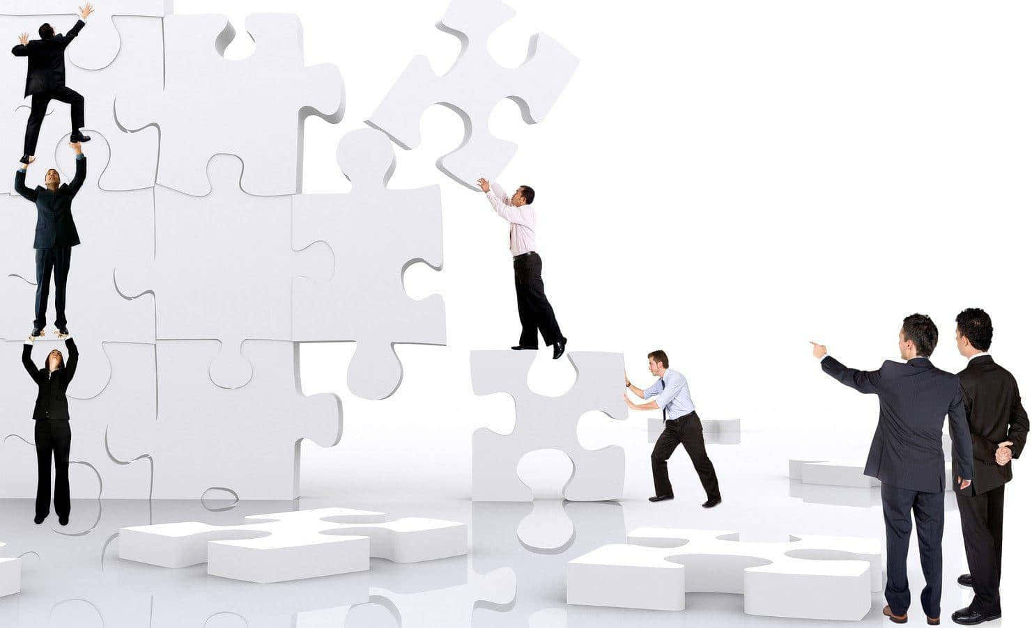 Teamwork 桌布 壁紙 — 商務人士攀爬並組裝巨大的白色拼圖塊，在純白背景上形成一個結構。