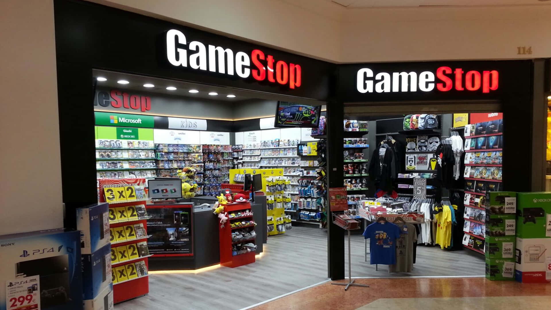 GameStop 桌布 壁紙 — 商場內GameStop店鋪入口，設有亮紅色招牌和擺滿電玩遊戲及商品的貨架。
