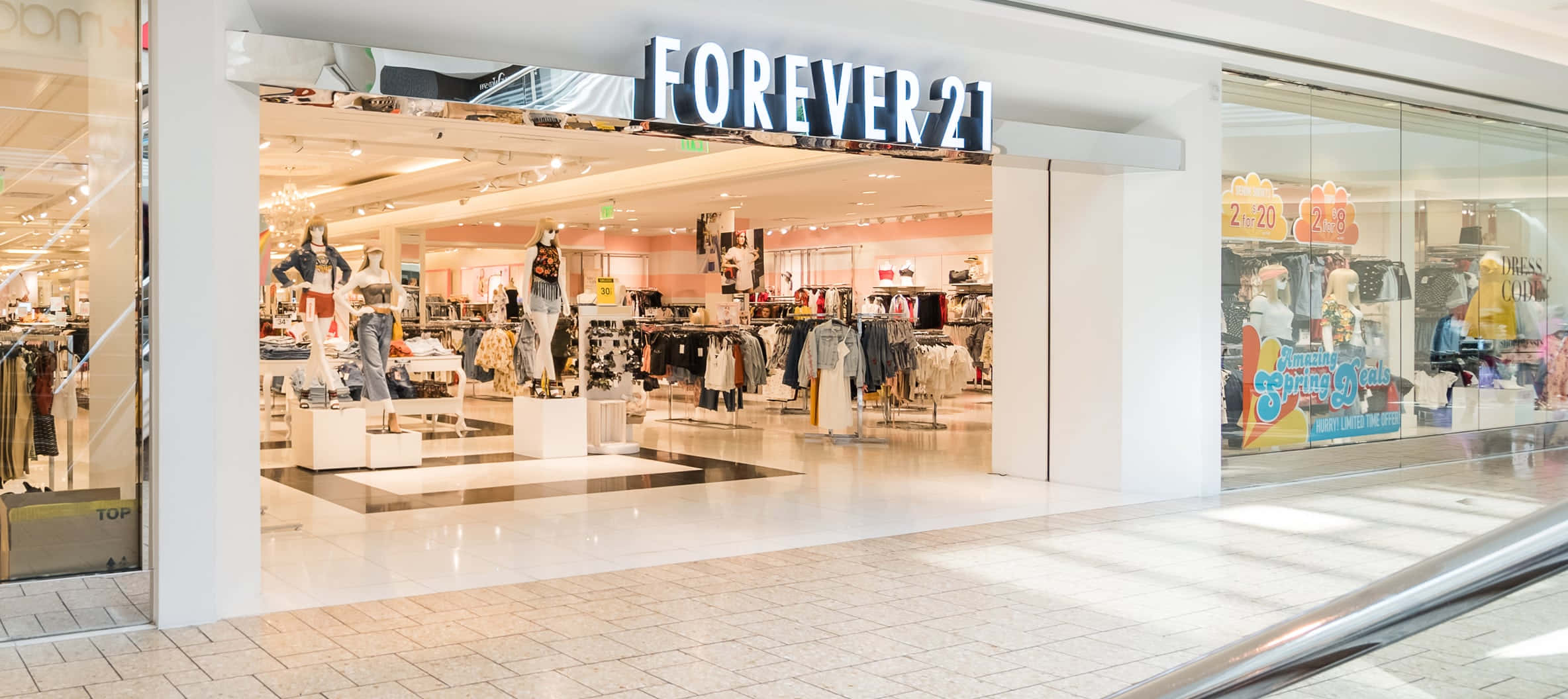永遠21 桌布 壁紙 — 商場內光線明亮的Forever 21店鋪入口，內部可見人體模型和衣物架。