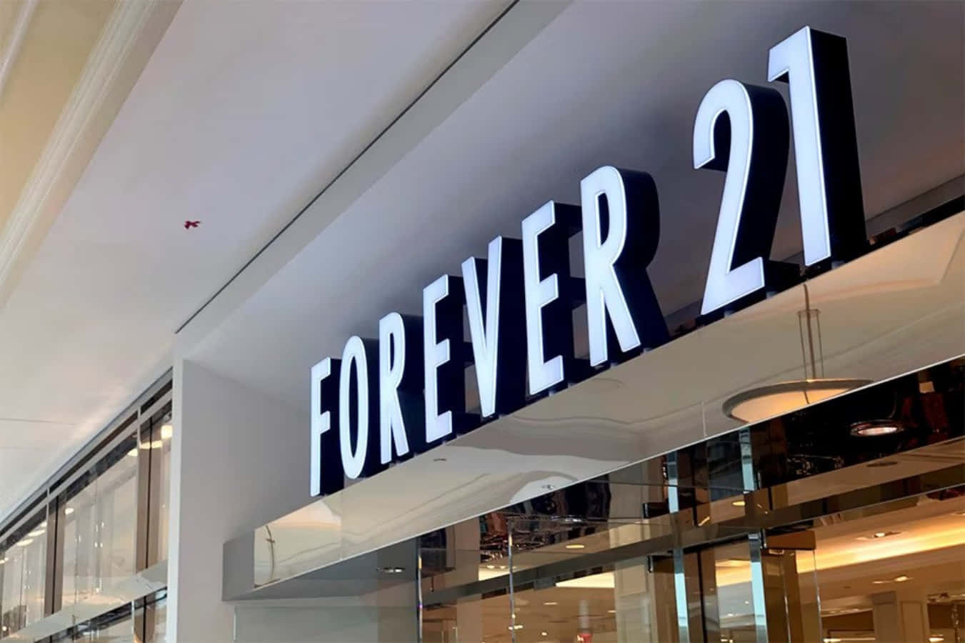 永遠21 桌布 壁紙 — 商場內玻璃店面上方安裝的發光Forever 21商店招牌特寫。