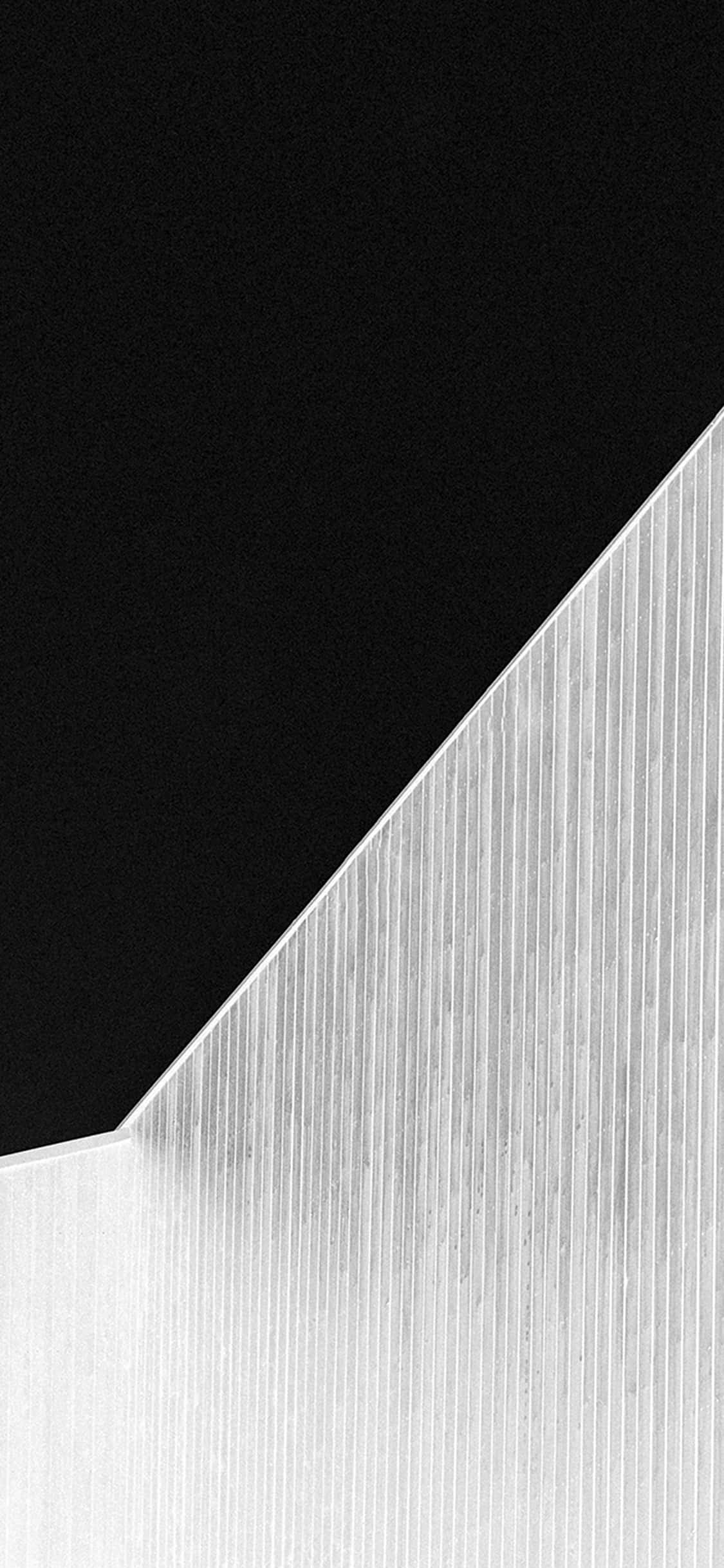 Simple Black And White 桌布 壁紙 — 啞光黑色與拉絲銀色金屬之間的鮮明對角線分割，營造出極簡抽象對比。