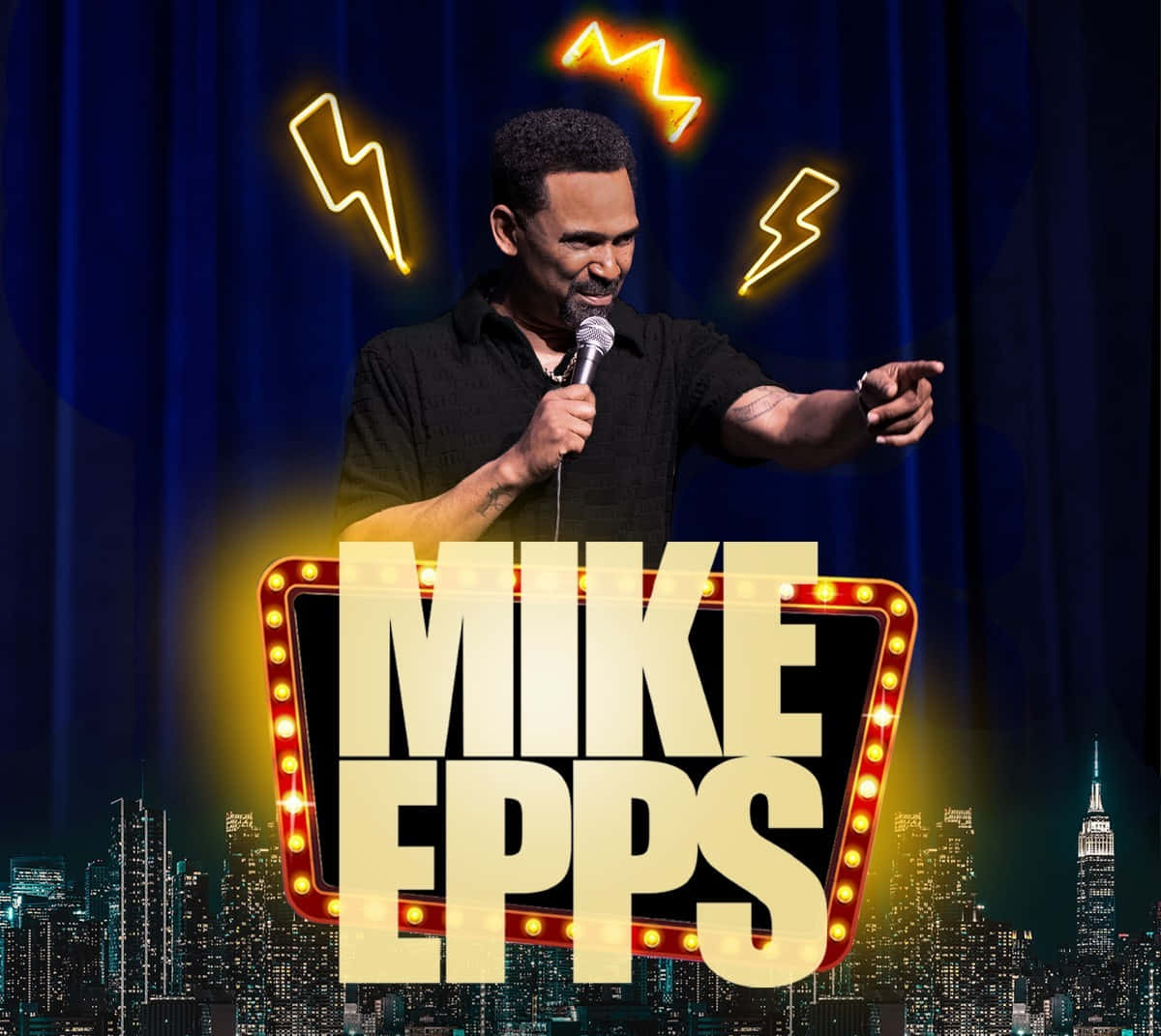 Mike Epps 桌布 壁紙 — 喜劇演員 Mike Epps 在霓虹閃電下表演，背景是發光的招牌和城市天際線。