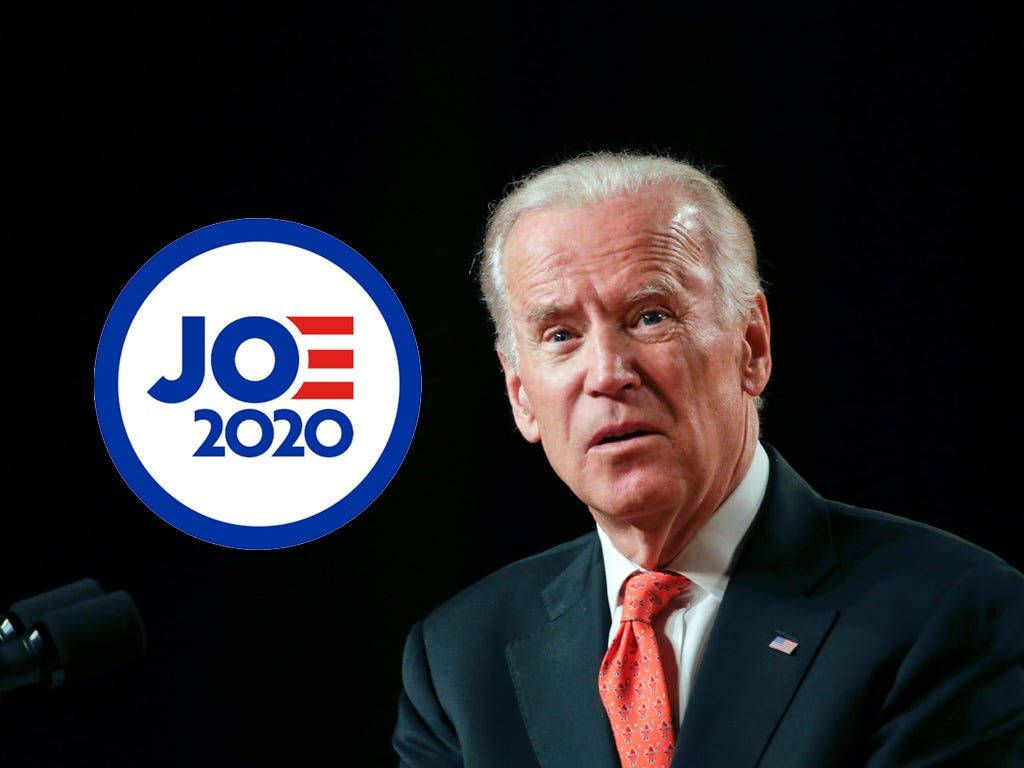 Biden 桌布 壁紙 — 喬·拜登身穿深色西裝和紅色領帶，站在黑色背景前，左側有「JOE 2020」競選標誌。